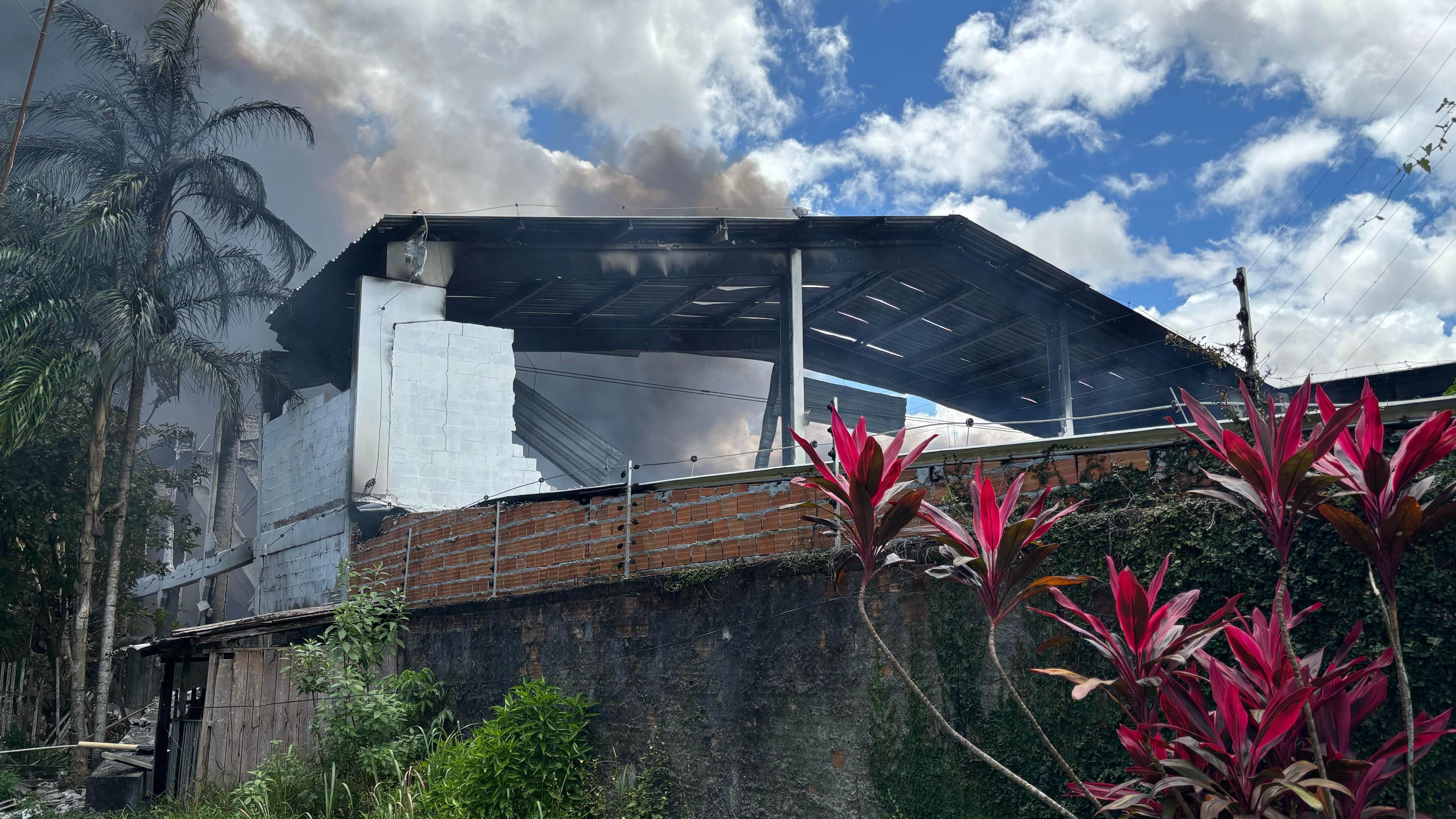 Defesa Civil age rápido em incêndio que atingiu 14 casas