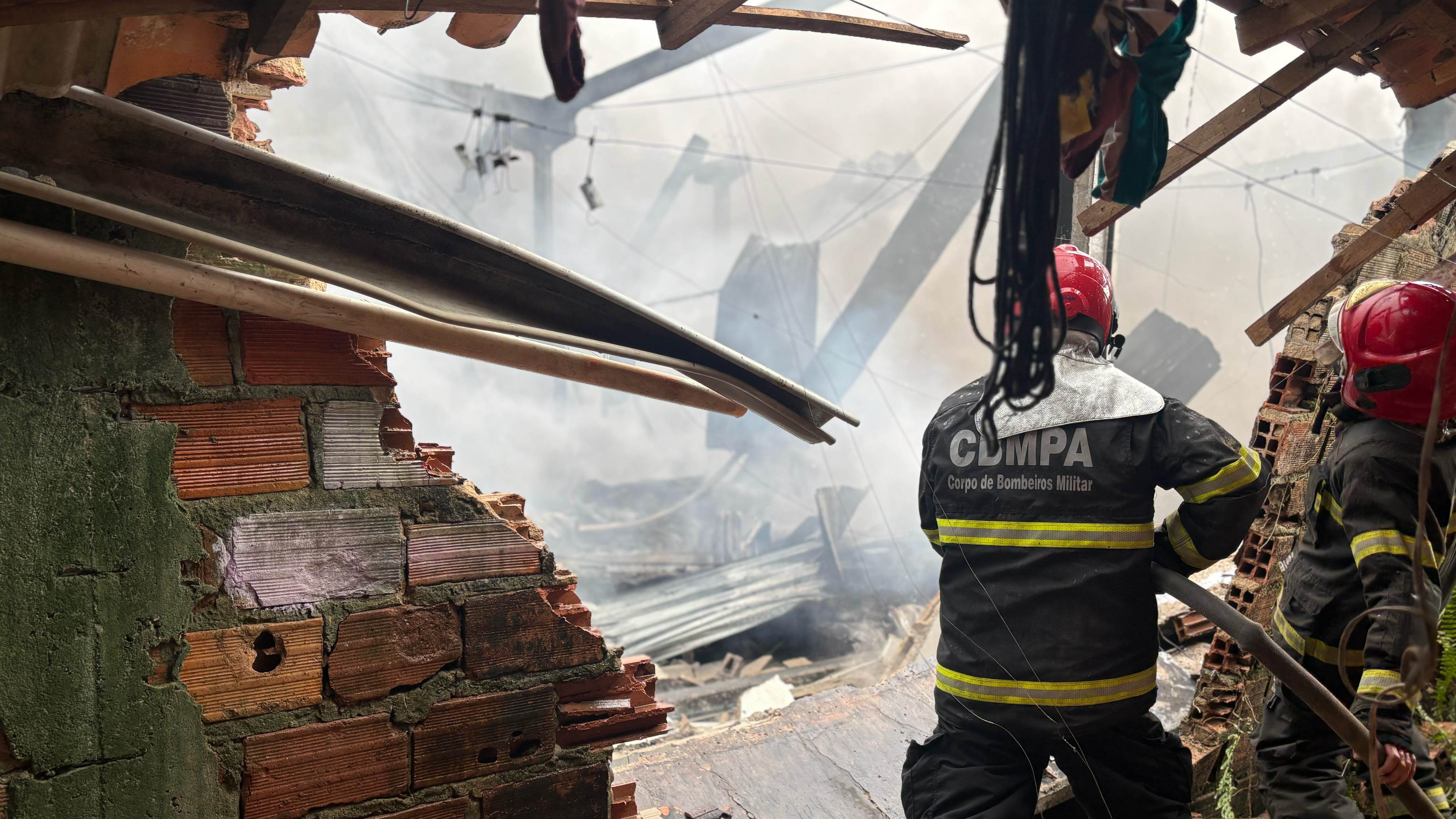 Defesa Civil age rápido em incêndio que atingiu 14 casas