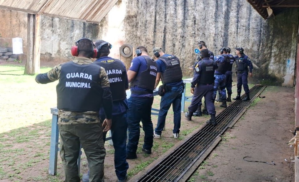 Guardas Municipais passam por treinamento de tiro para renovar porte