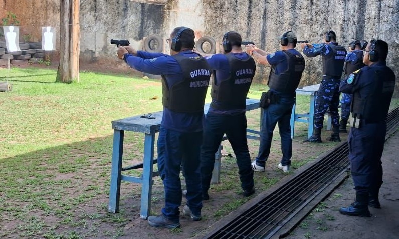 Guardas Municipais passam por treinamento de tiro para renovar porte
