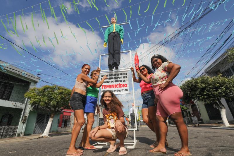 Judas do feminicídio é malhado em festa popular no bairro da Cremação