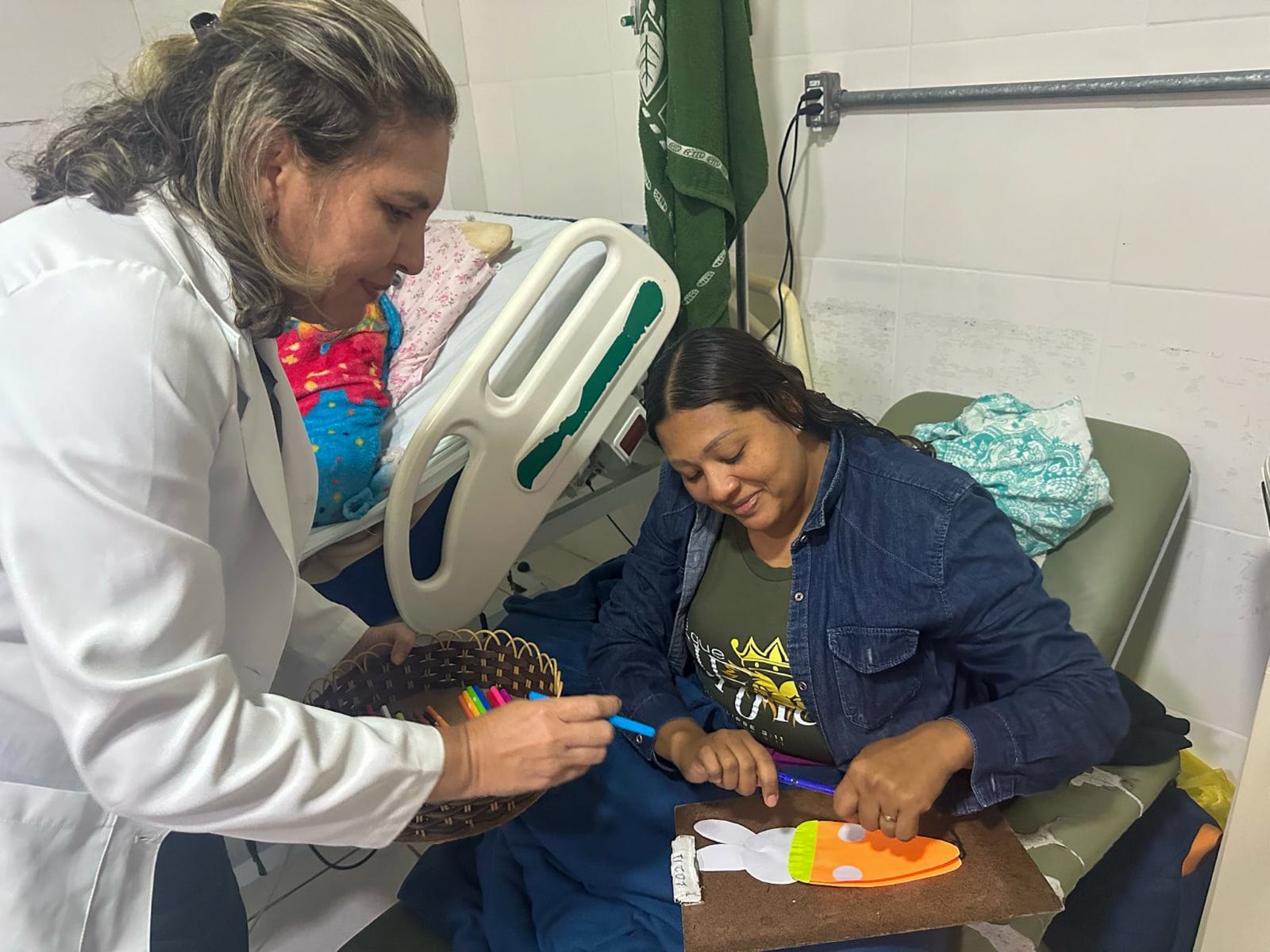 Oficina de Páscoa no Dom Zico reforça cuidado humanizado a pacientes