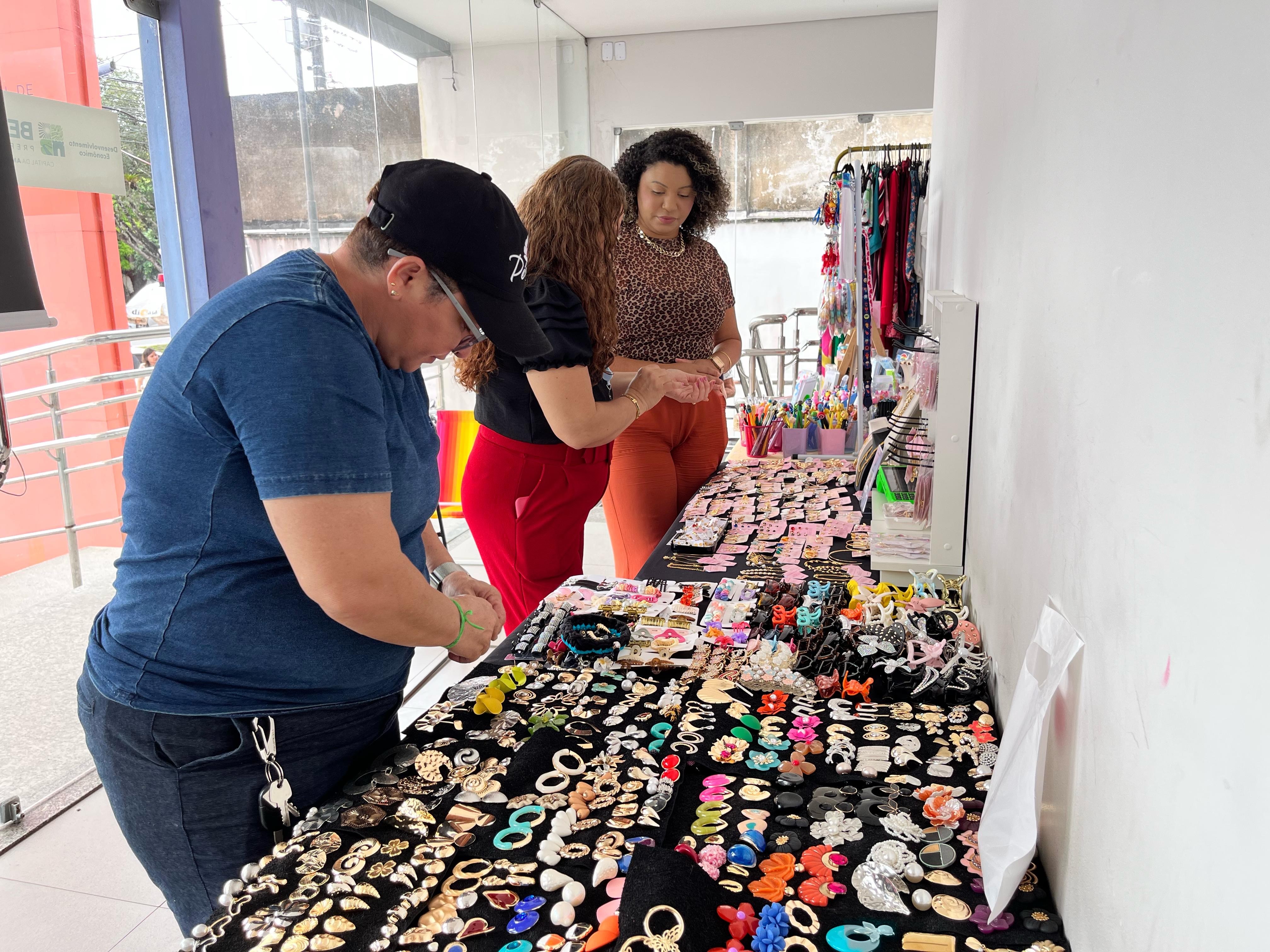 Prefeitura apoia tratamentos médicos com feira inédita