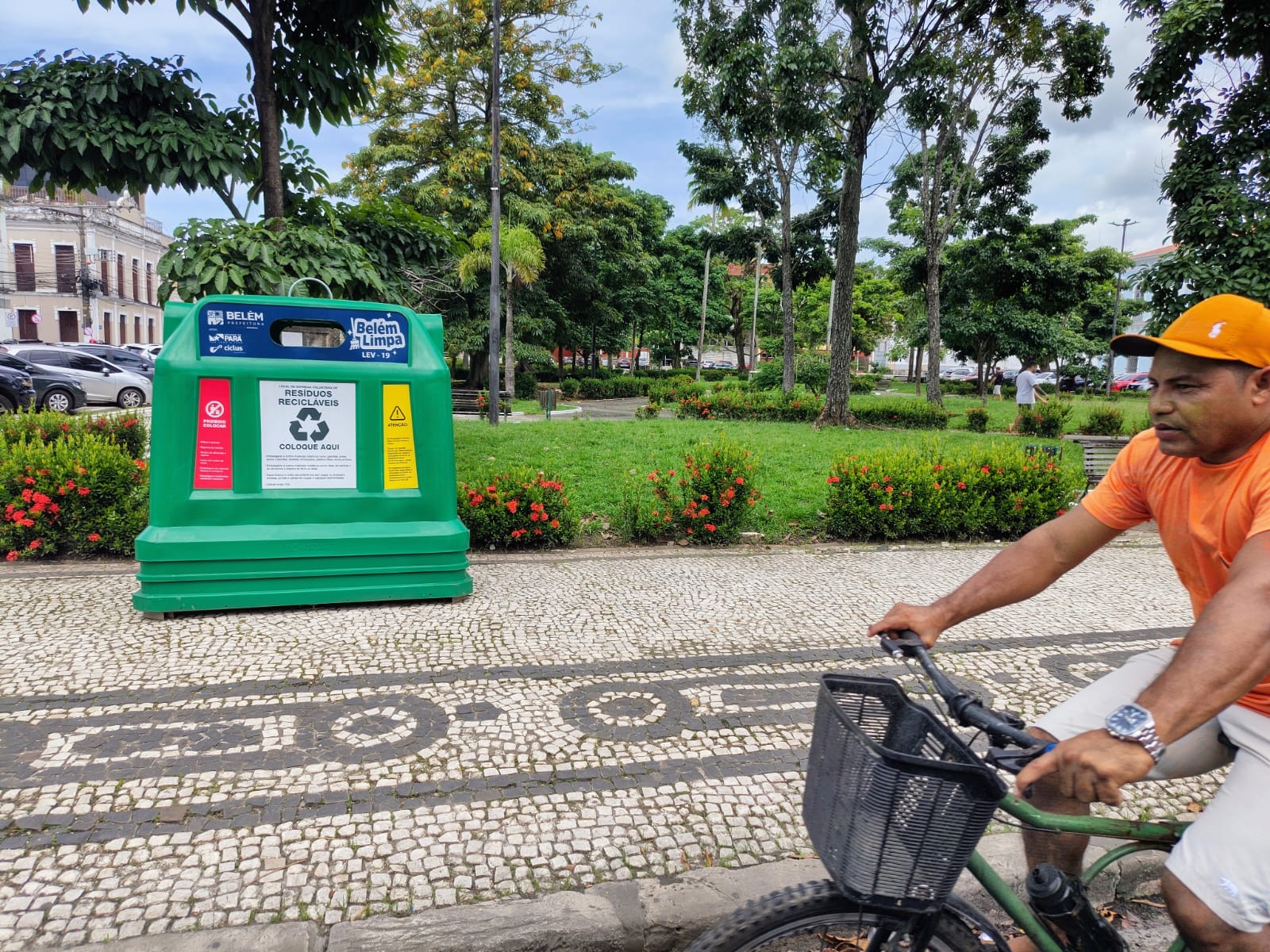 Educadores ambientais ensinam população a usar os LEVs