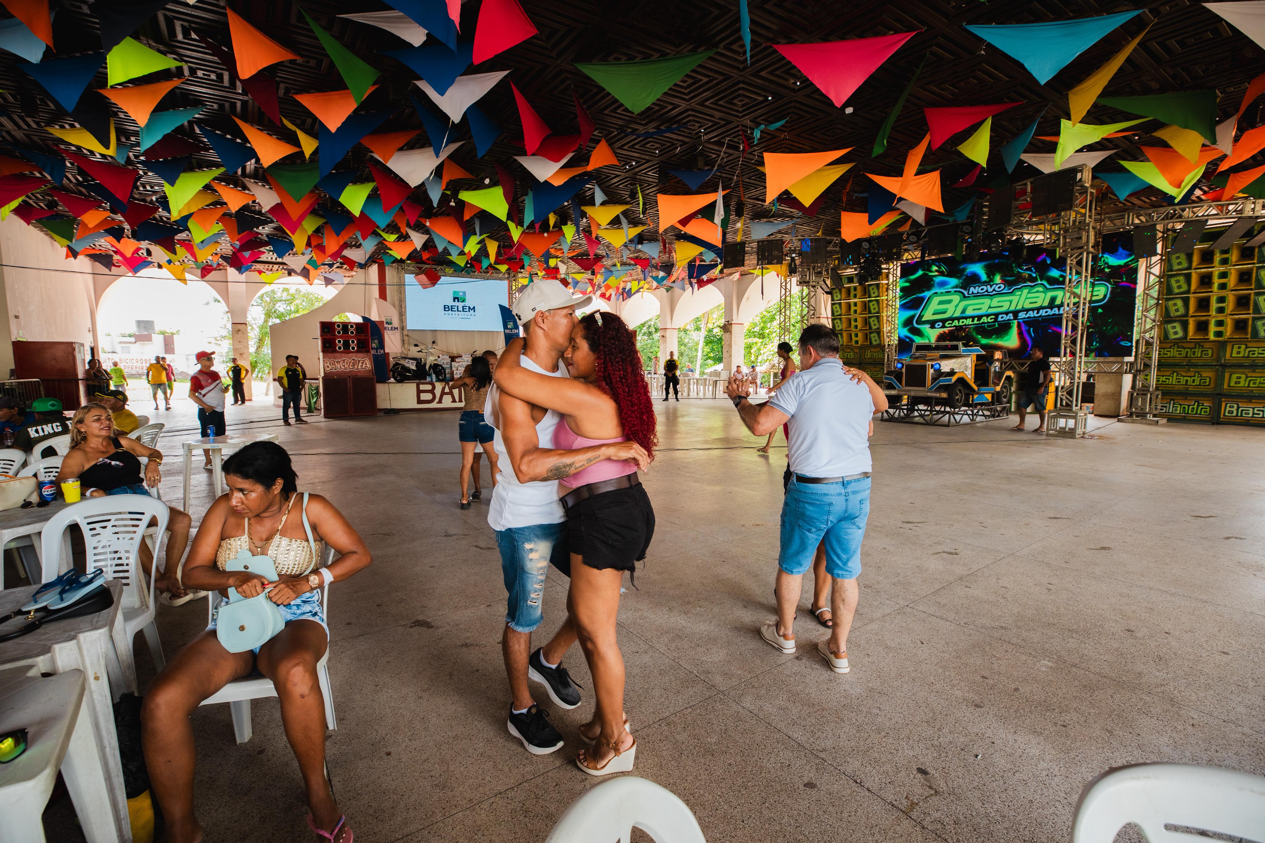 Agentes de limpeza ganham festa promovida pela Prefeitura de Belém