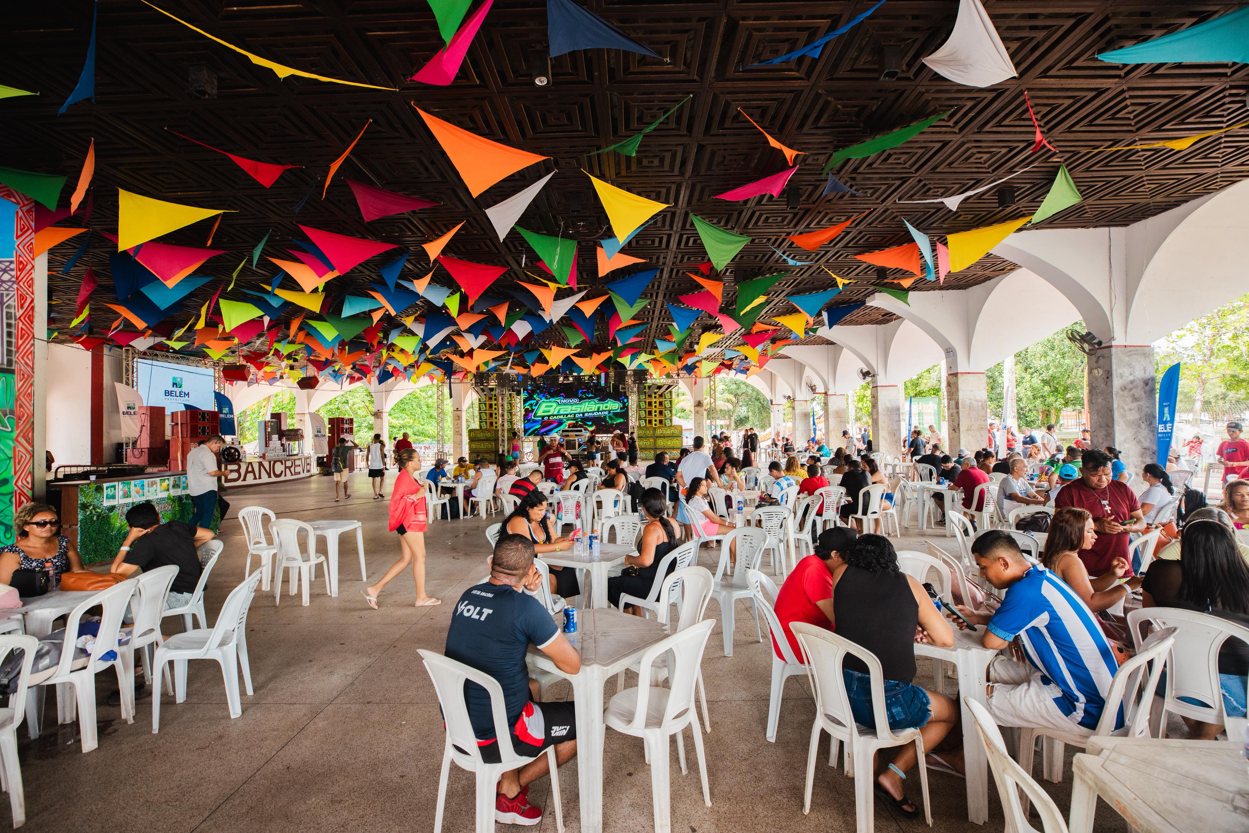 Agentes de limpeza ganham festa promovida pela Prefeitura de Belém