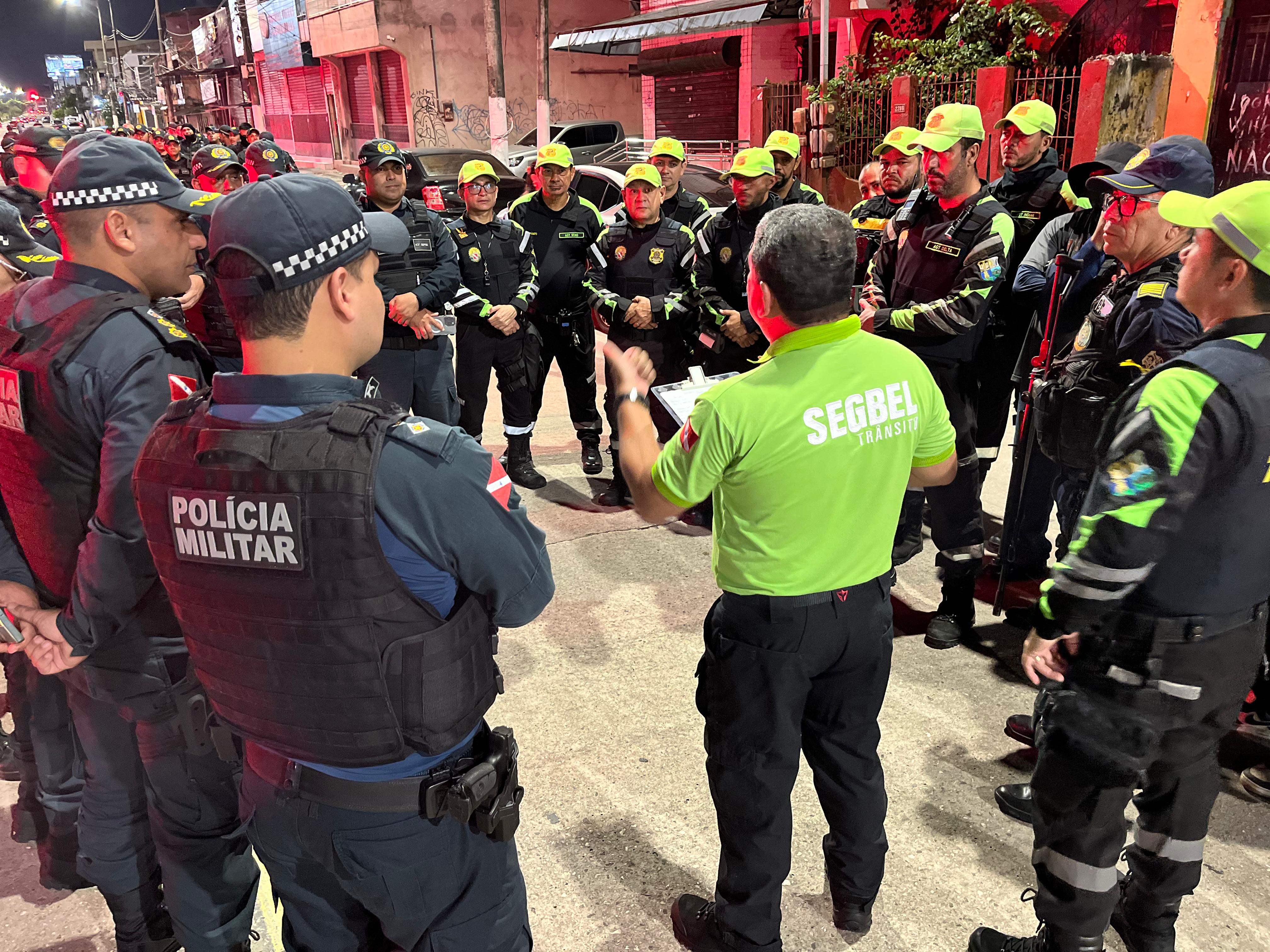 Operação remove veículos irregulares e libera via pública