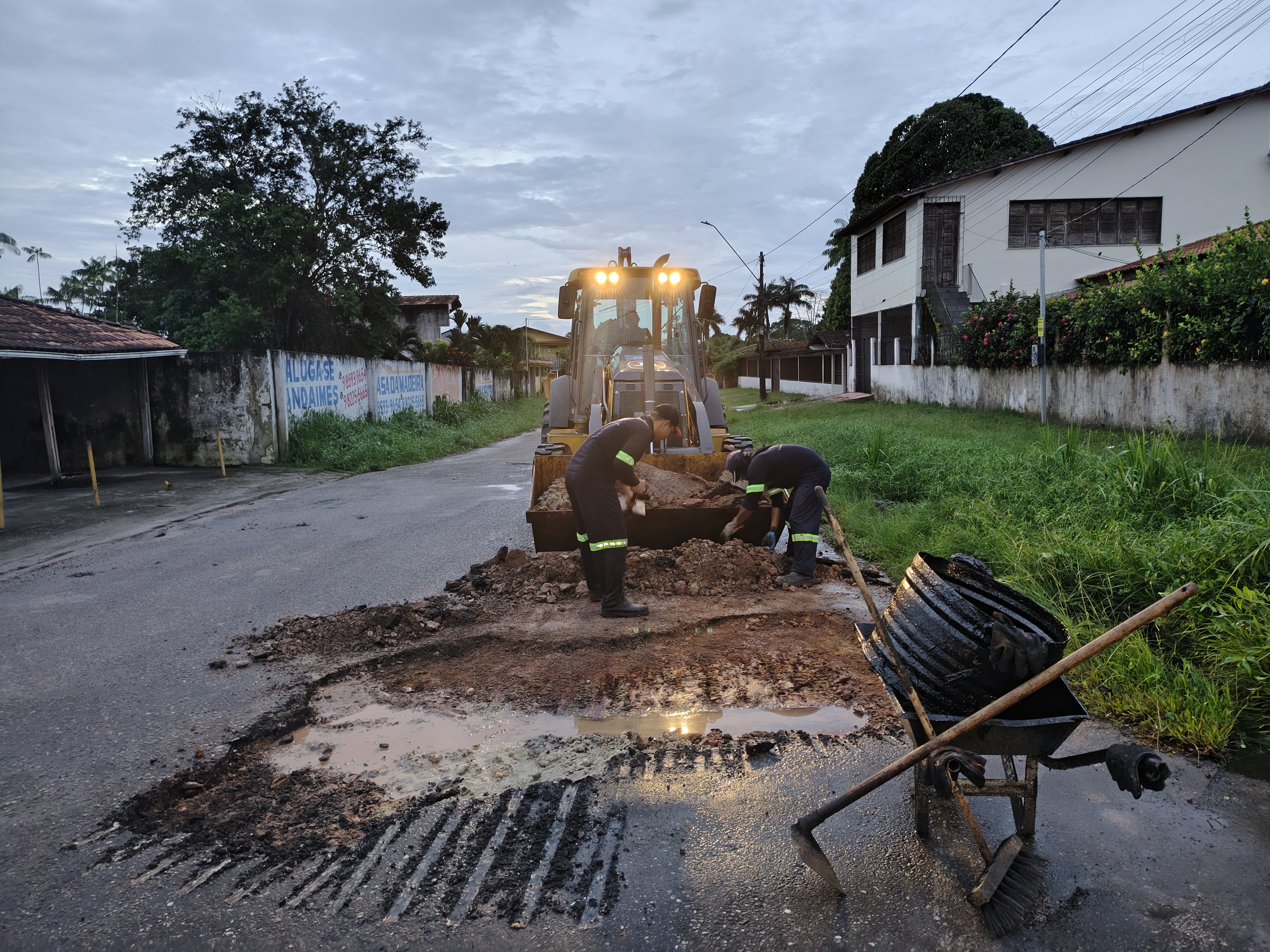 Operação Tapa-Buraco recompõe estrada da Baía do Sol, em Mosqueiro
