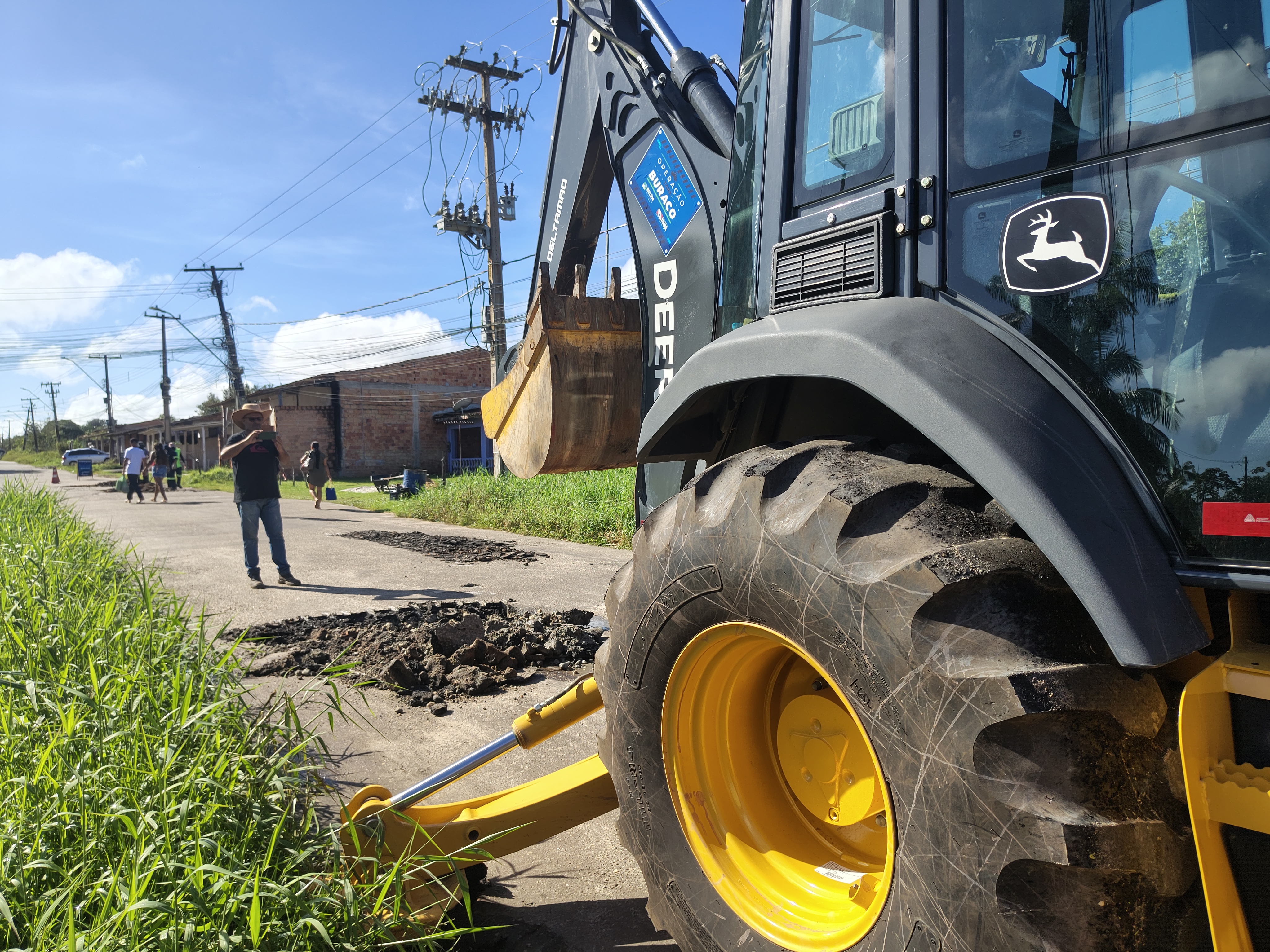 Operação Tapa-Buraco recompõe estrada da Baía do Sol, em Mosqueiro