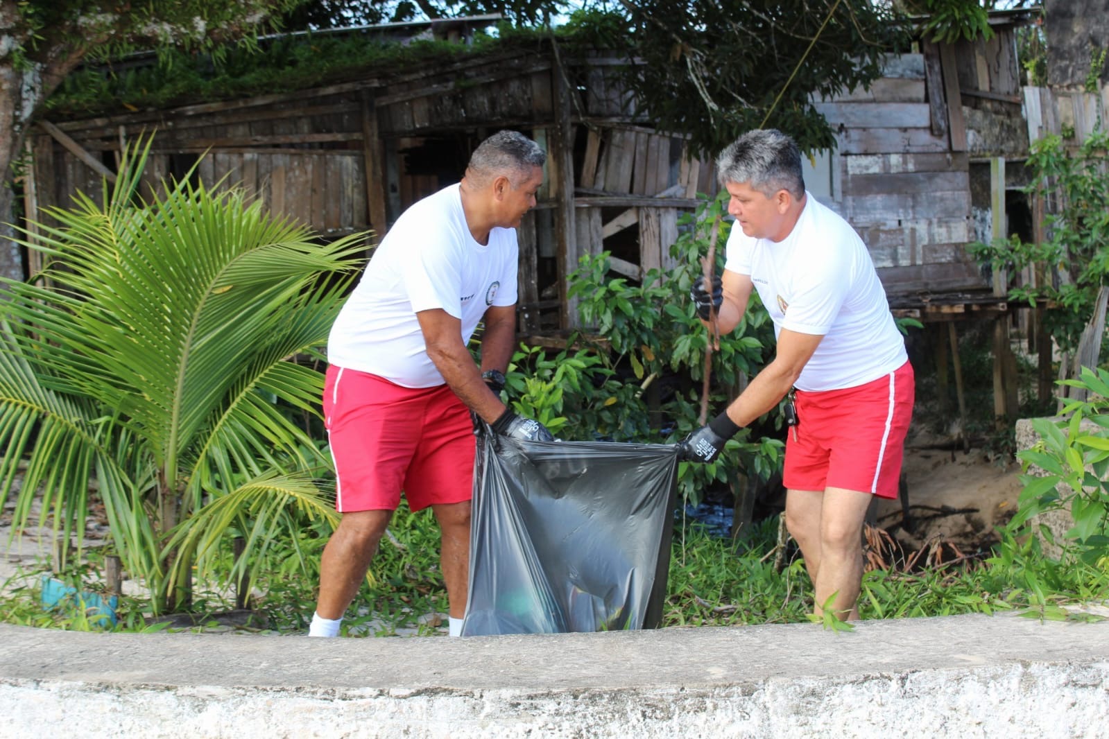 Praias de Outeiro recebem ação de limpeza e conscientização