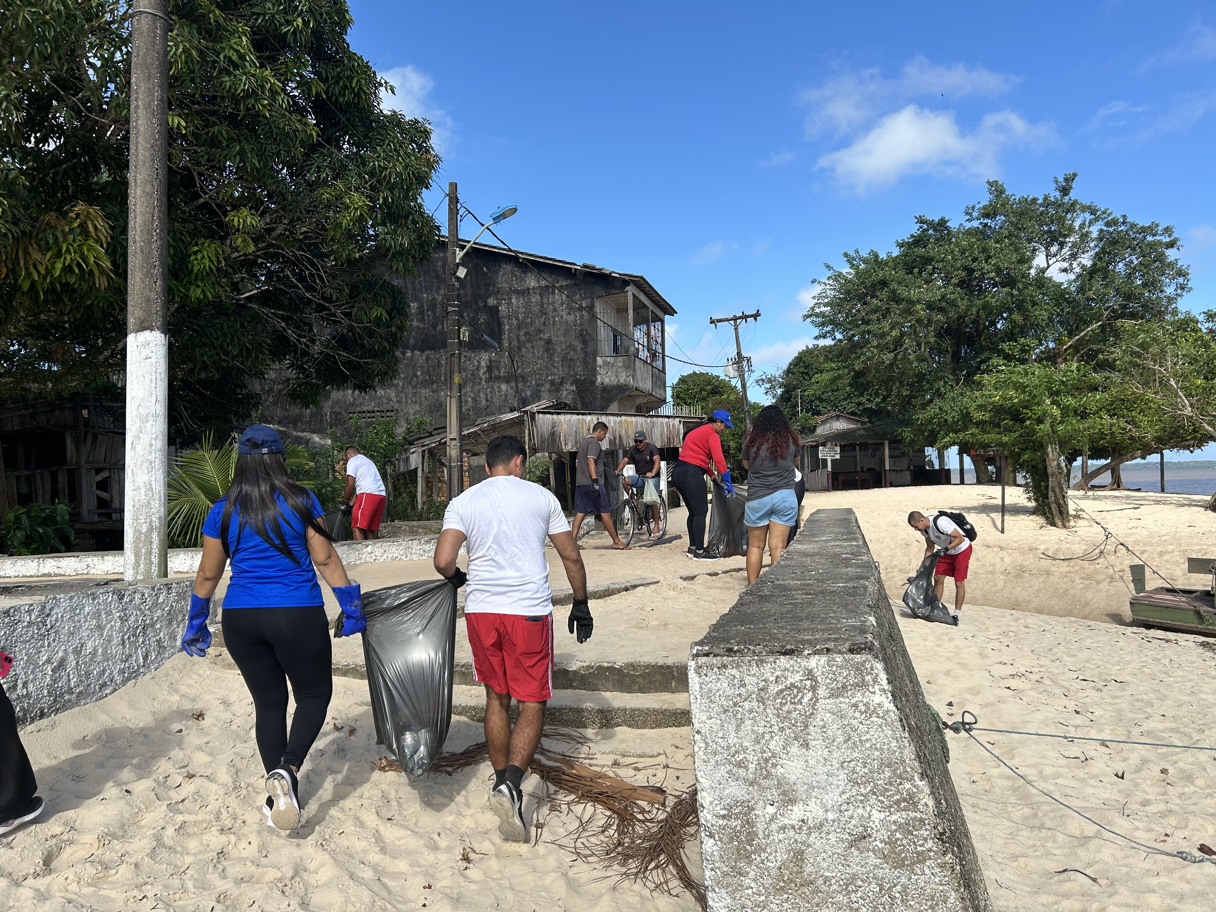 Praias de Outeiro recebem ação de limpeza e conscientização