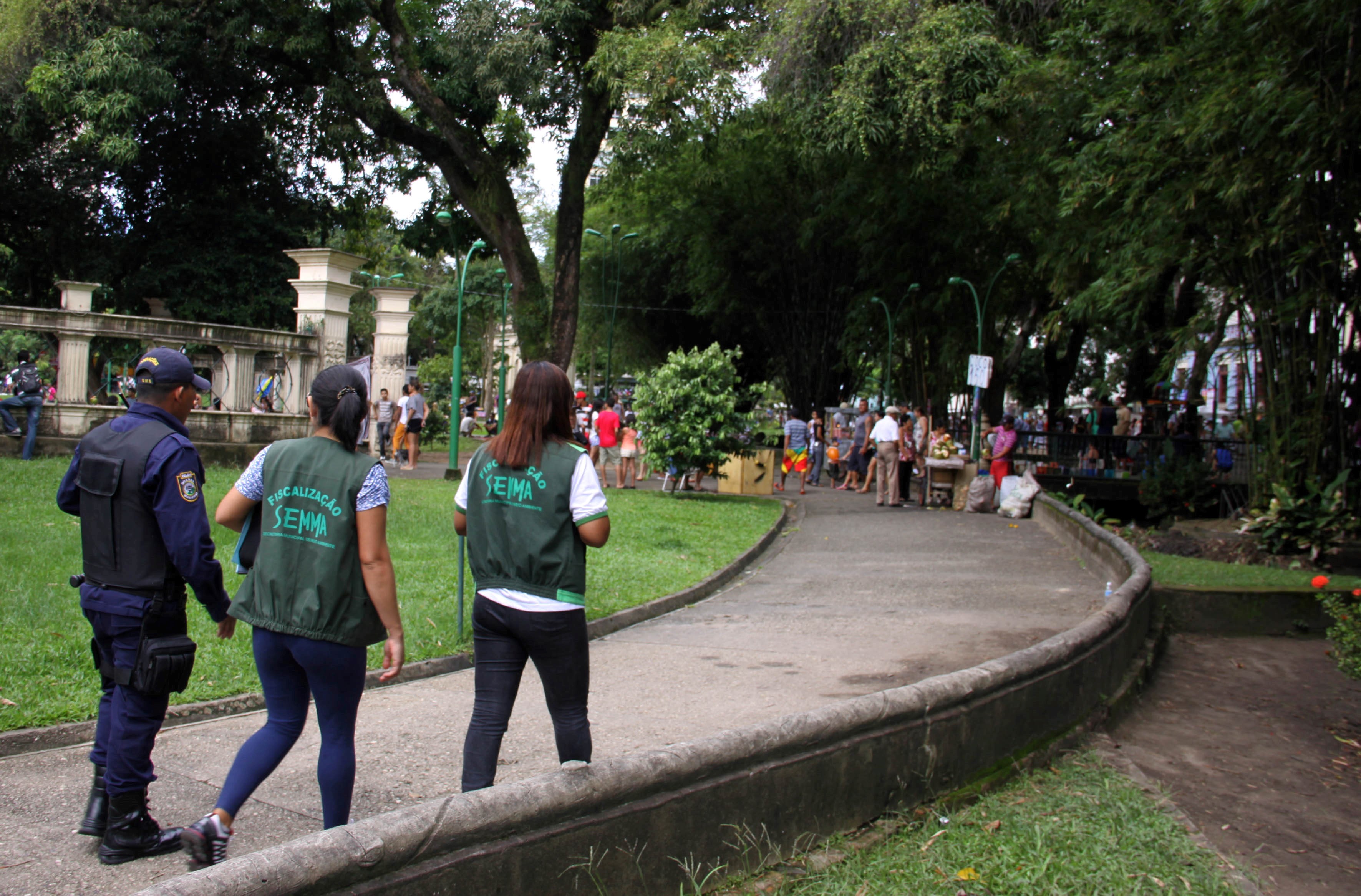 Fiscalização flagra irregularidades na Praça da República