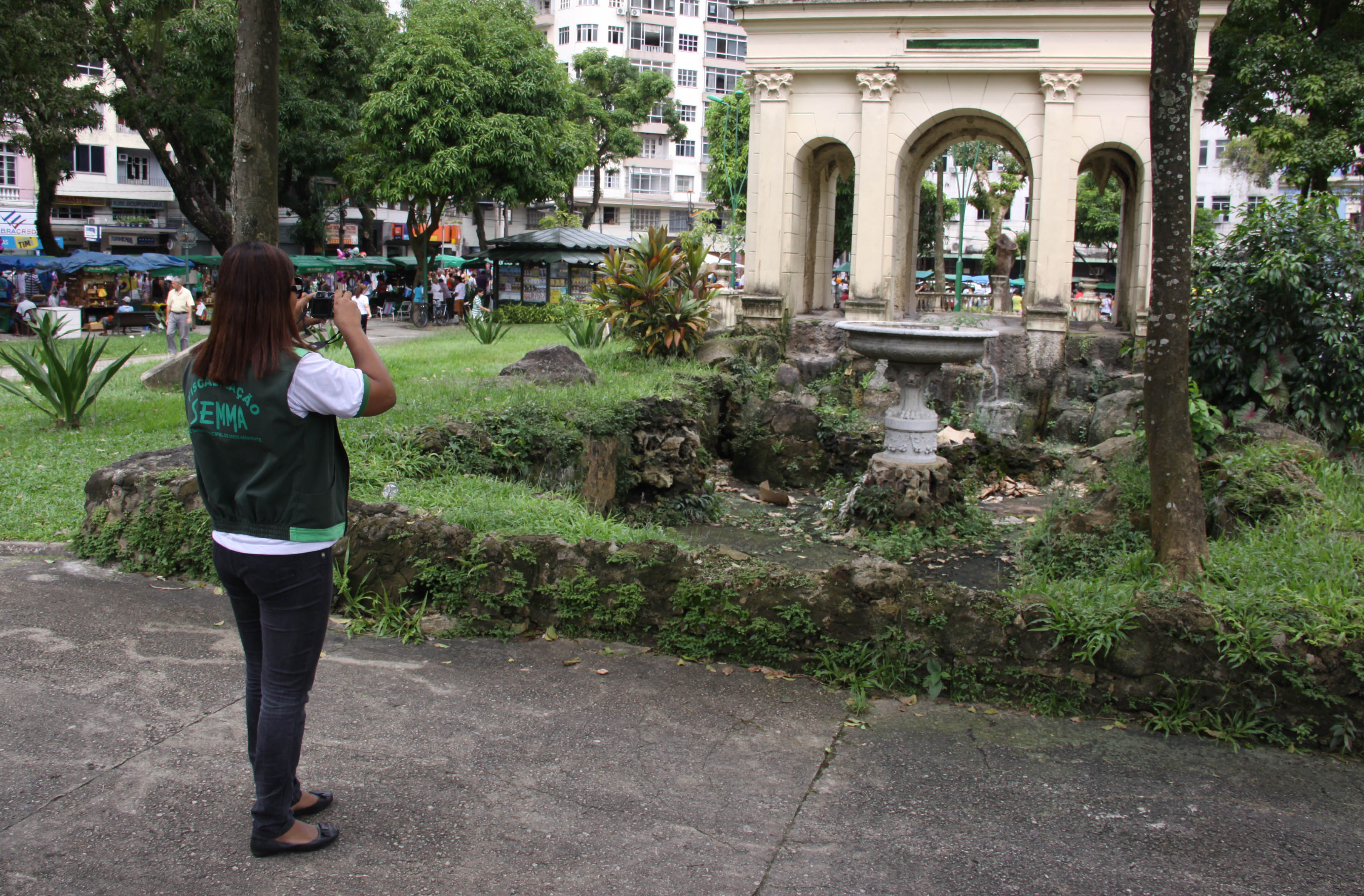 Fiscalização flagra irregularidades na Praça da República