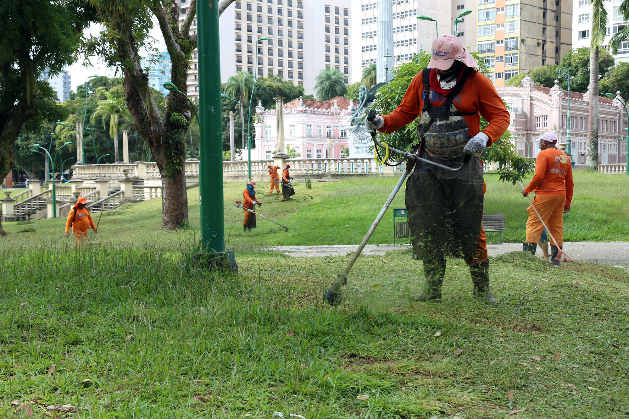 Praça Dalcídio Jurandir recebe serviços de manutenção e limpeza