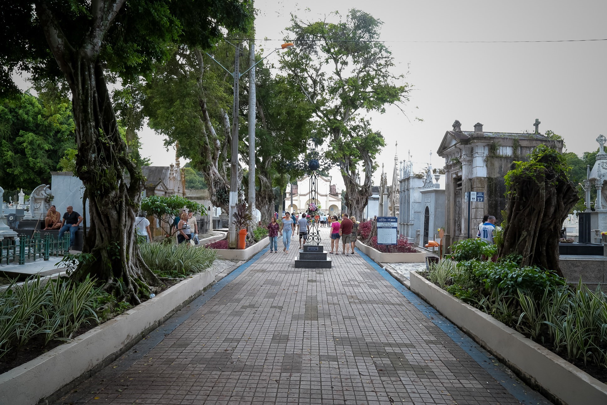 Cemitérios registram intensa visitação neste domingo, 8, Dia das Mães