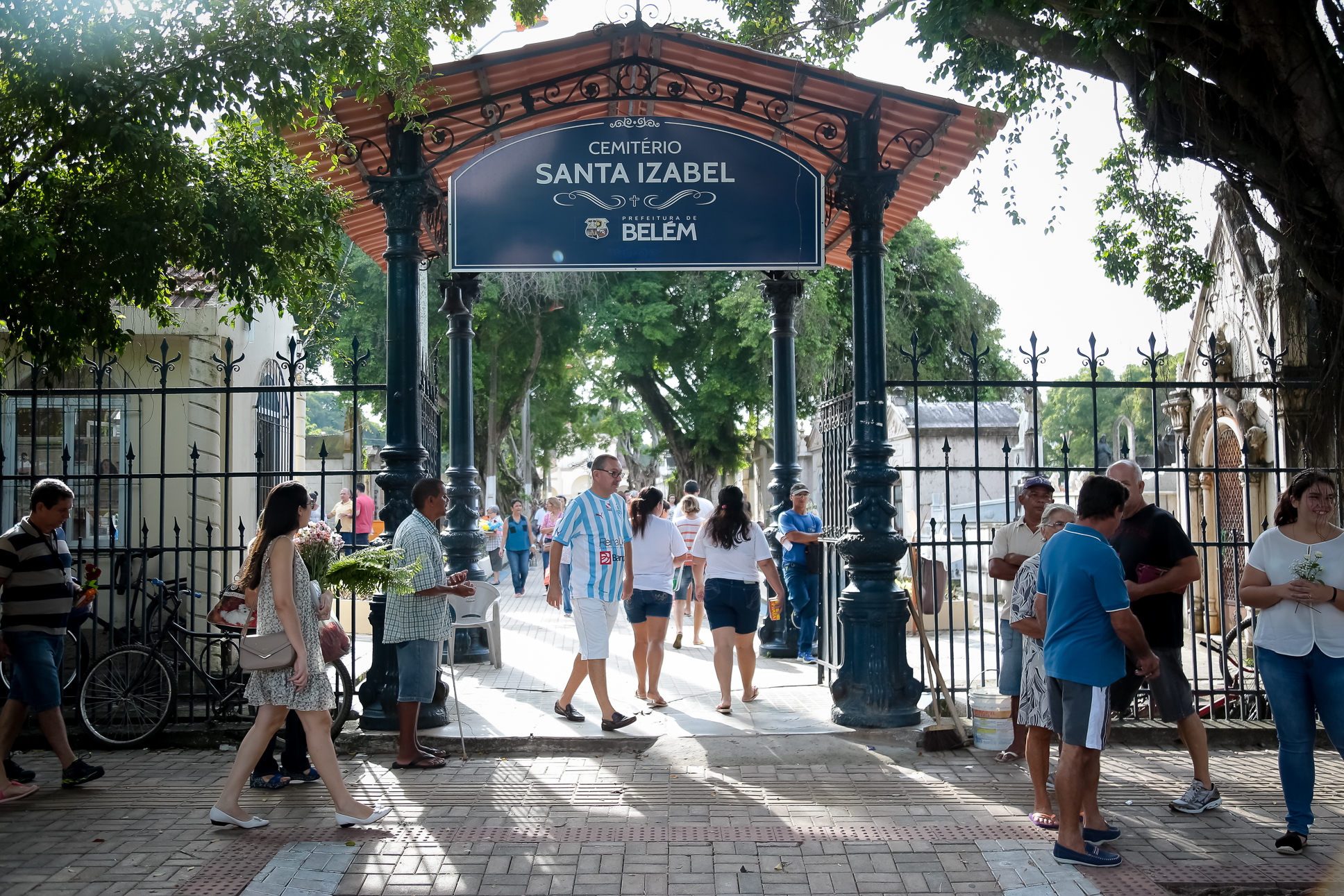 Cemitérios registram intensa visitação neste domingo, 8, Dia das Mães