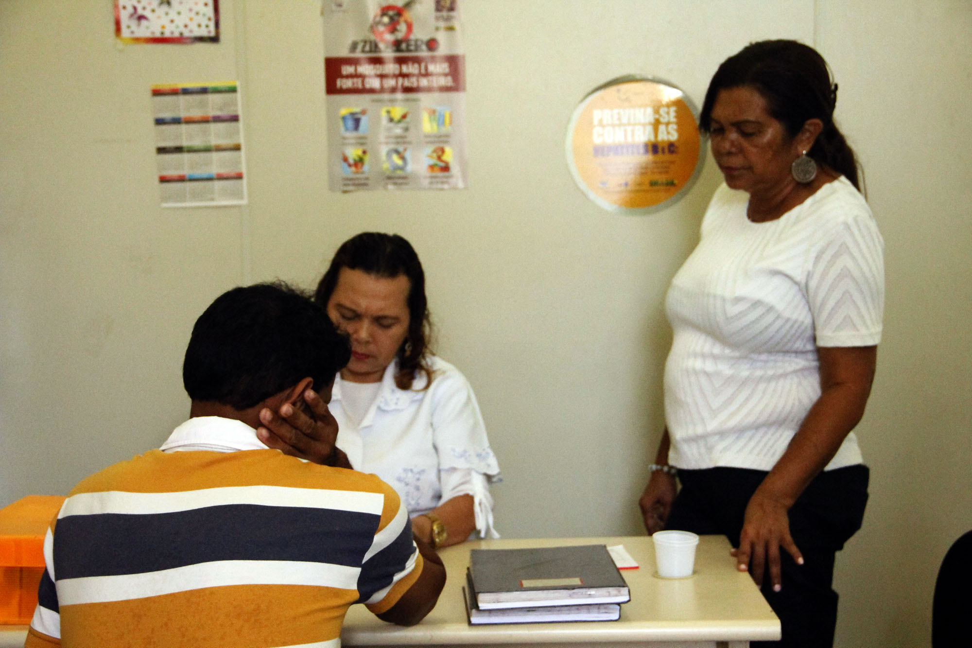 Moradores de rua recebem serviços de saúde e assistência