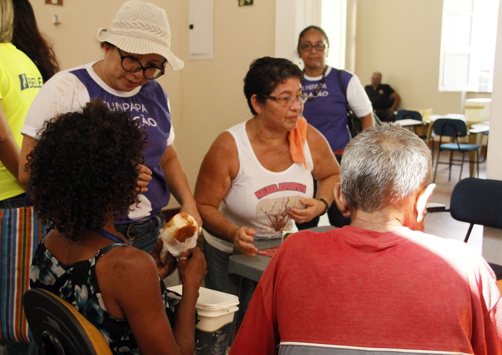 Moradores de rua recebem serviços de saúde e assistência