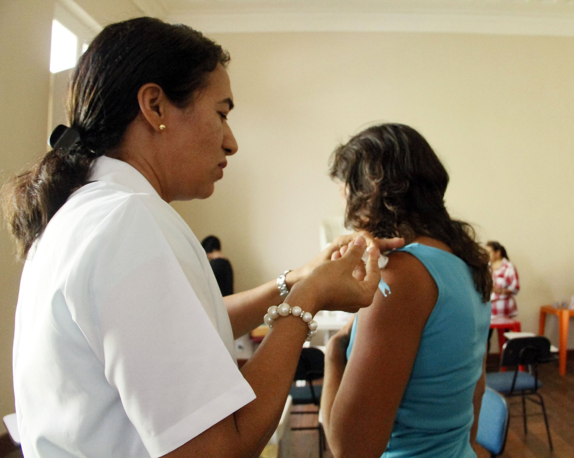 Moradores de rua recebem serviços de saúde e assistência