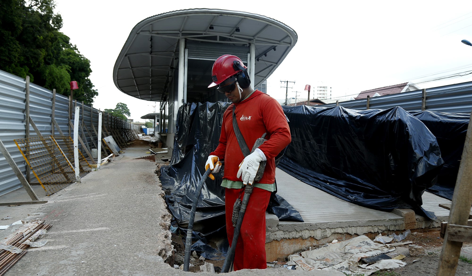 A exposição contínua a ruídos  pode causar surdez 