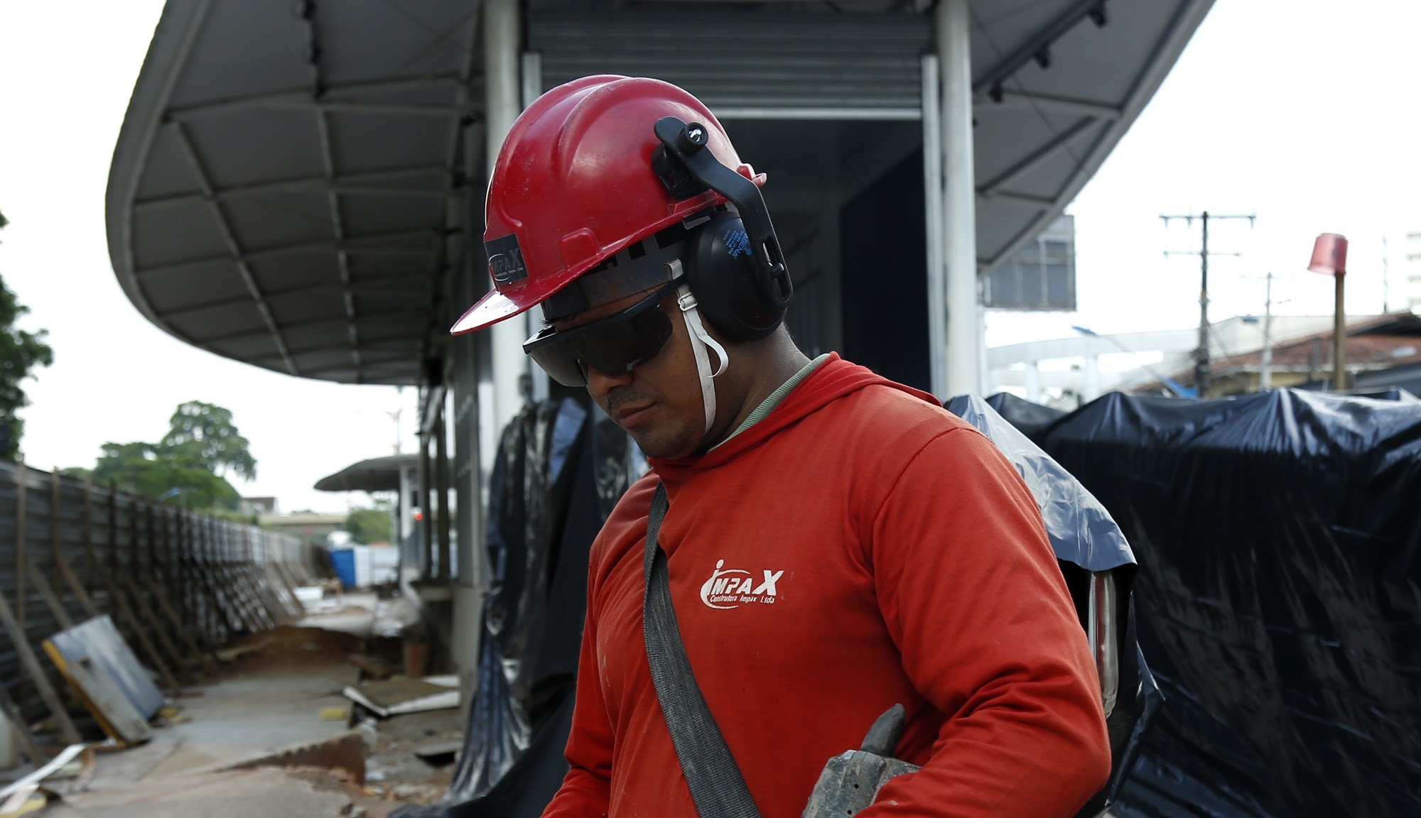 A exposição contínua a ruídos  pode causar surdez 