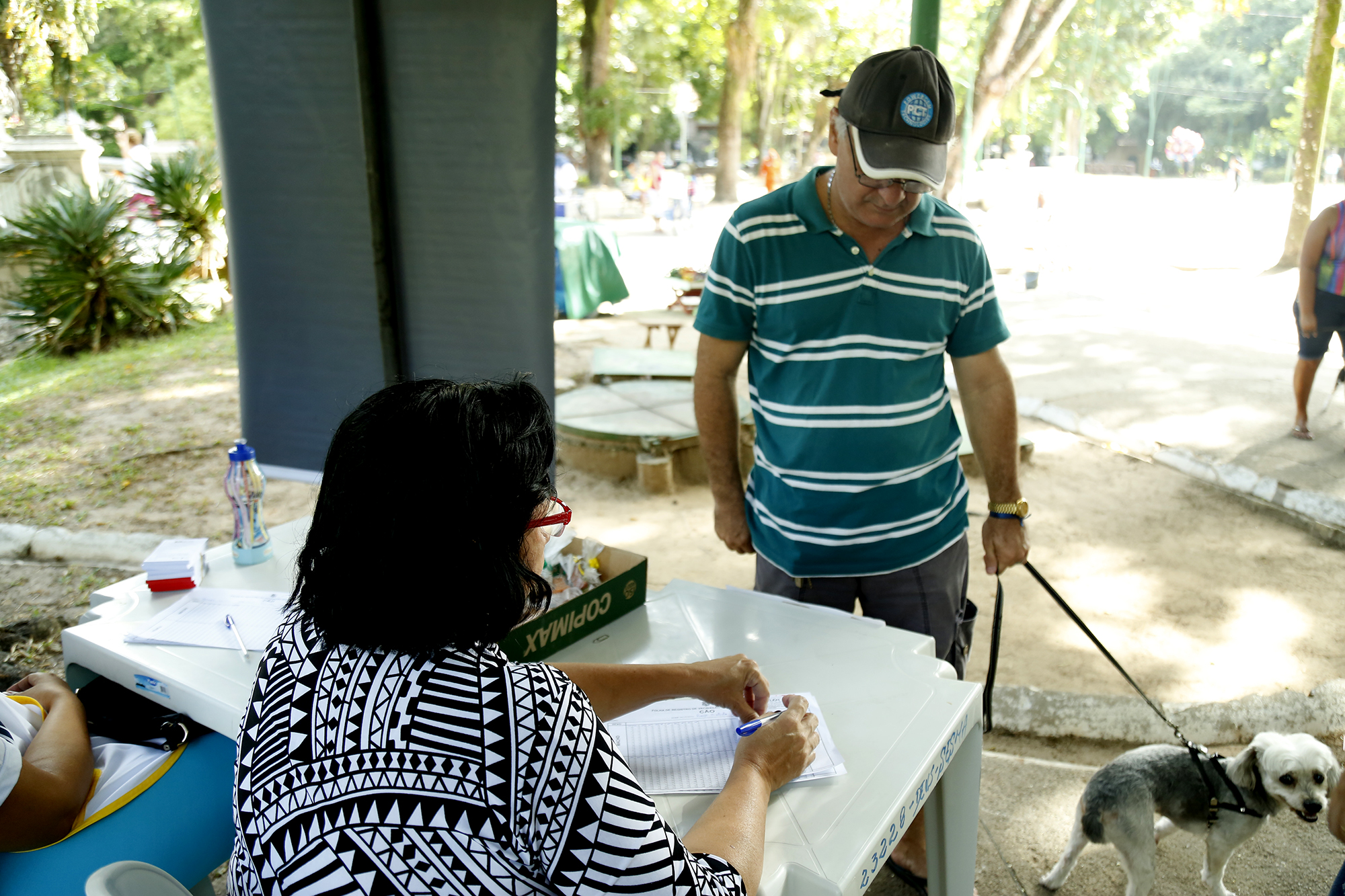 Campanha de vacinação antirrábica de cães e gatos lota postos de atendimento