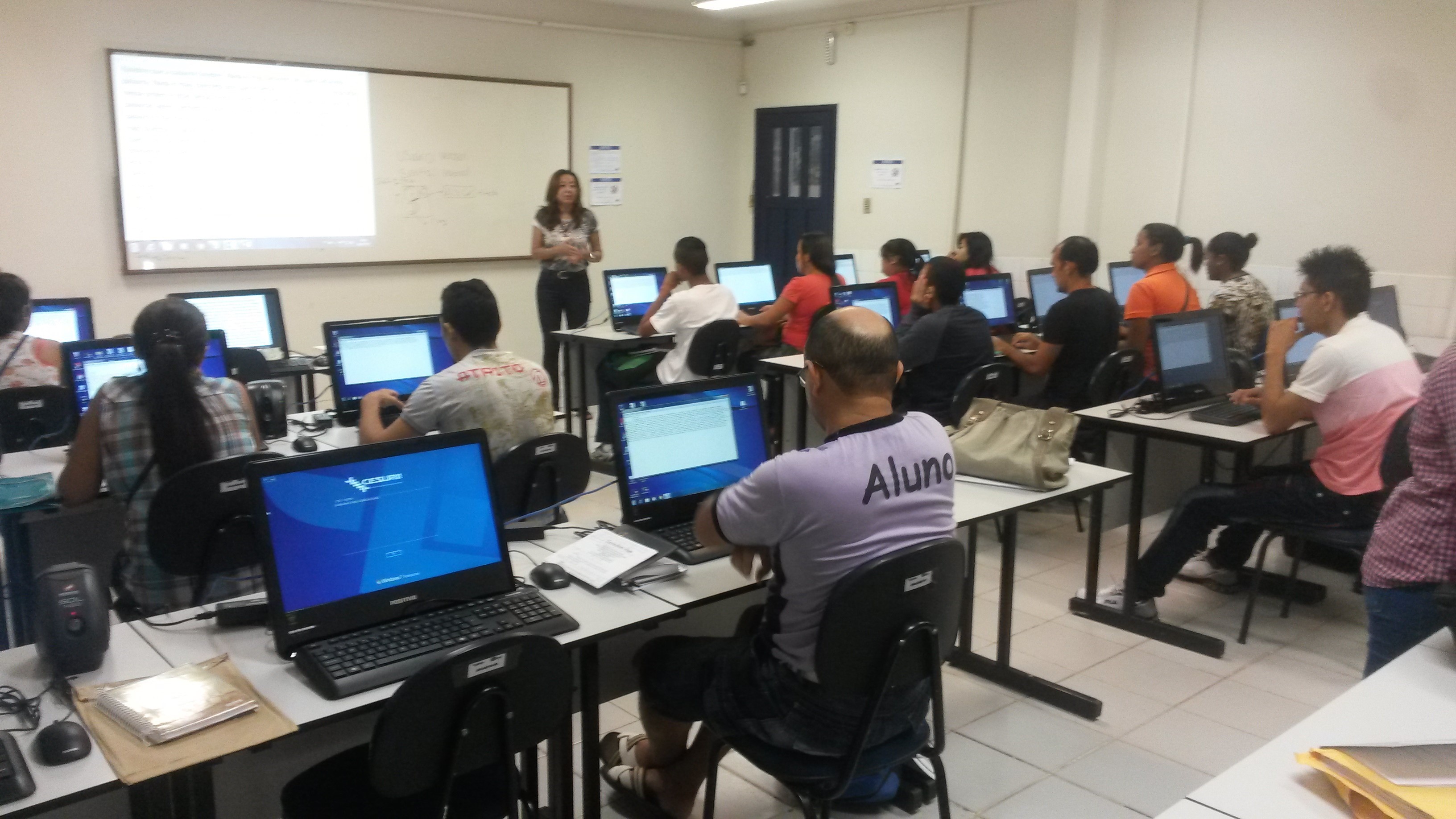Prefeitura apresenta e disponibiliza microcrédito na Feira do Empreendedor