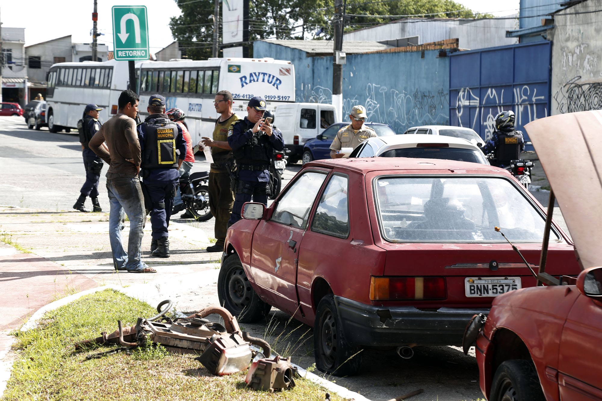 Operação conjunta de fiscalização retira veículos irregulares da Av. Pedro Miranda