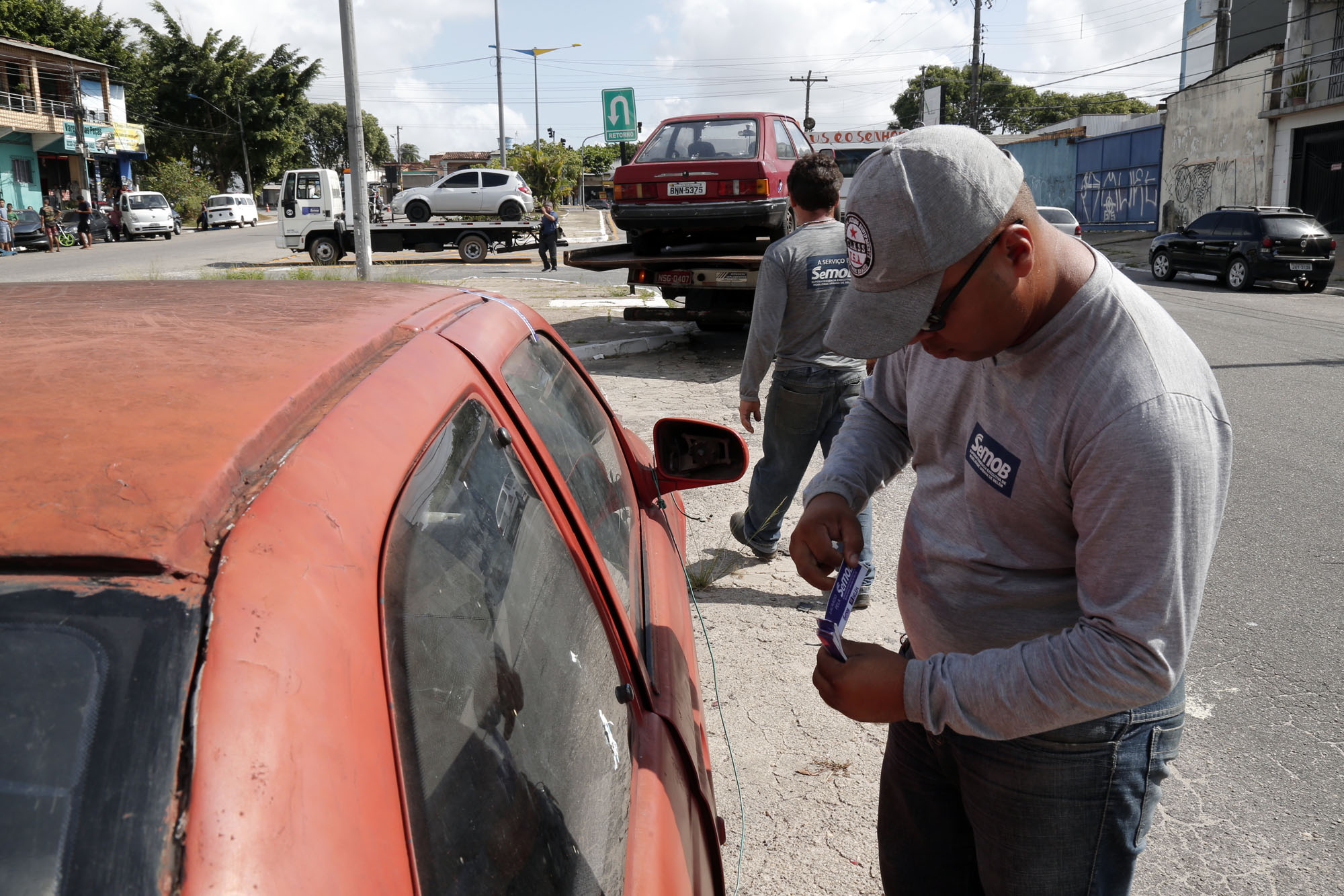 Operação conjunta de fiscalização retira veículos irregulares da Av. Pedro Miranda