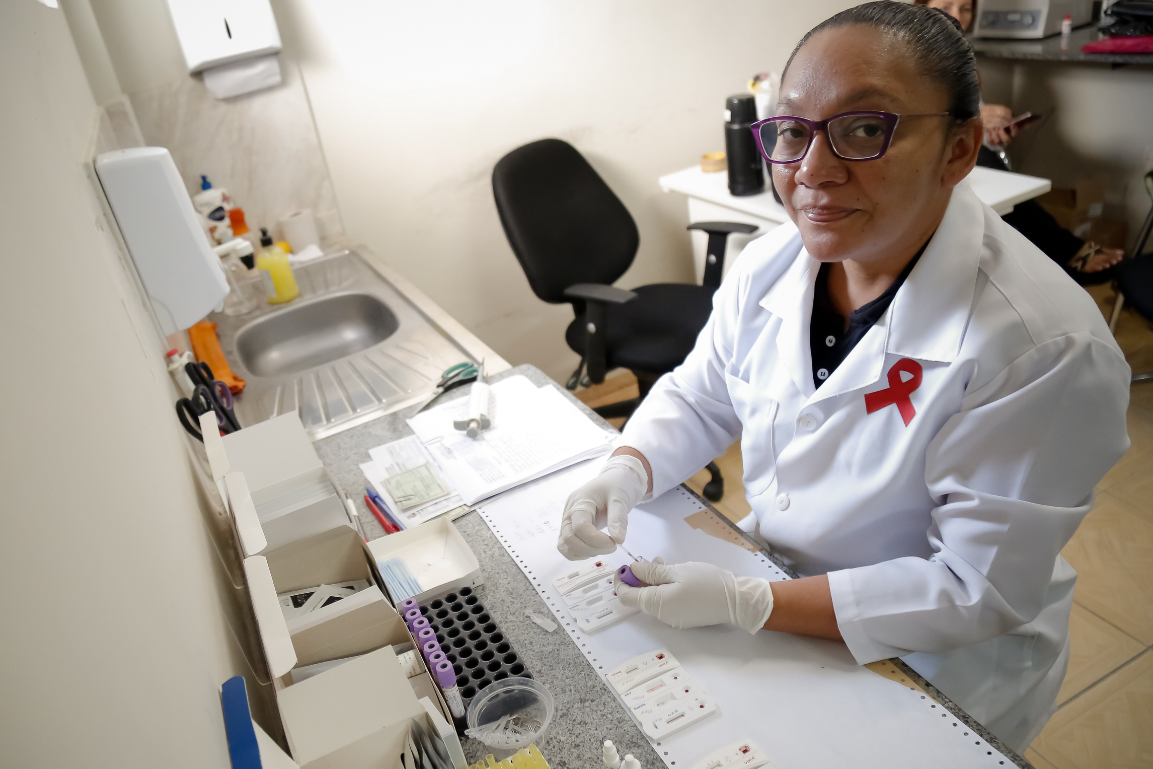 Testes rápidos alertam população para a prevenção de HIV, sífilis e hepatites