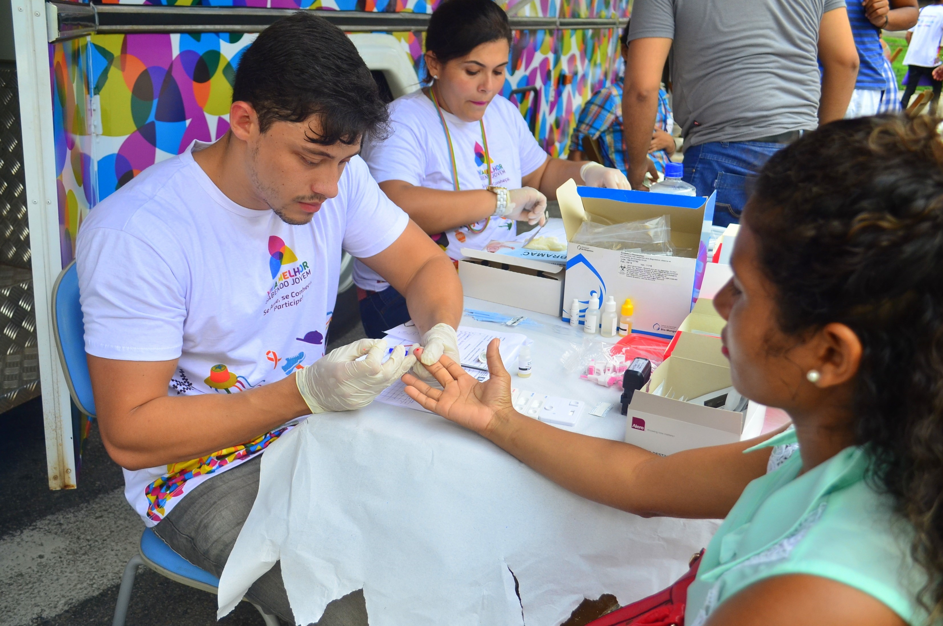 Testes rápidos alertam população para a prevenção de HIV, sífilis e hepatites