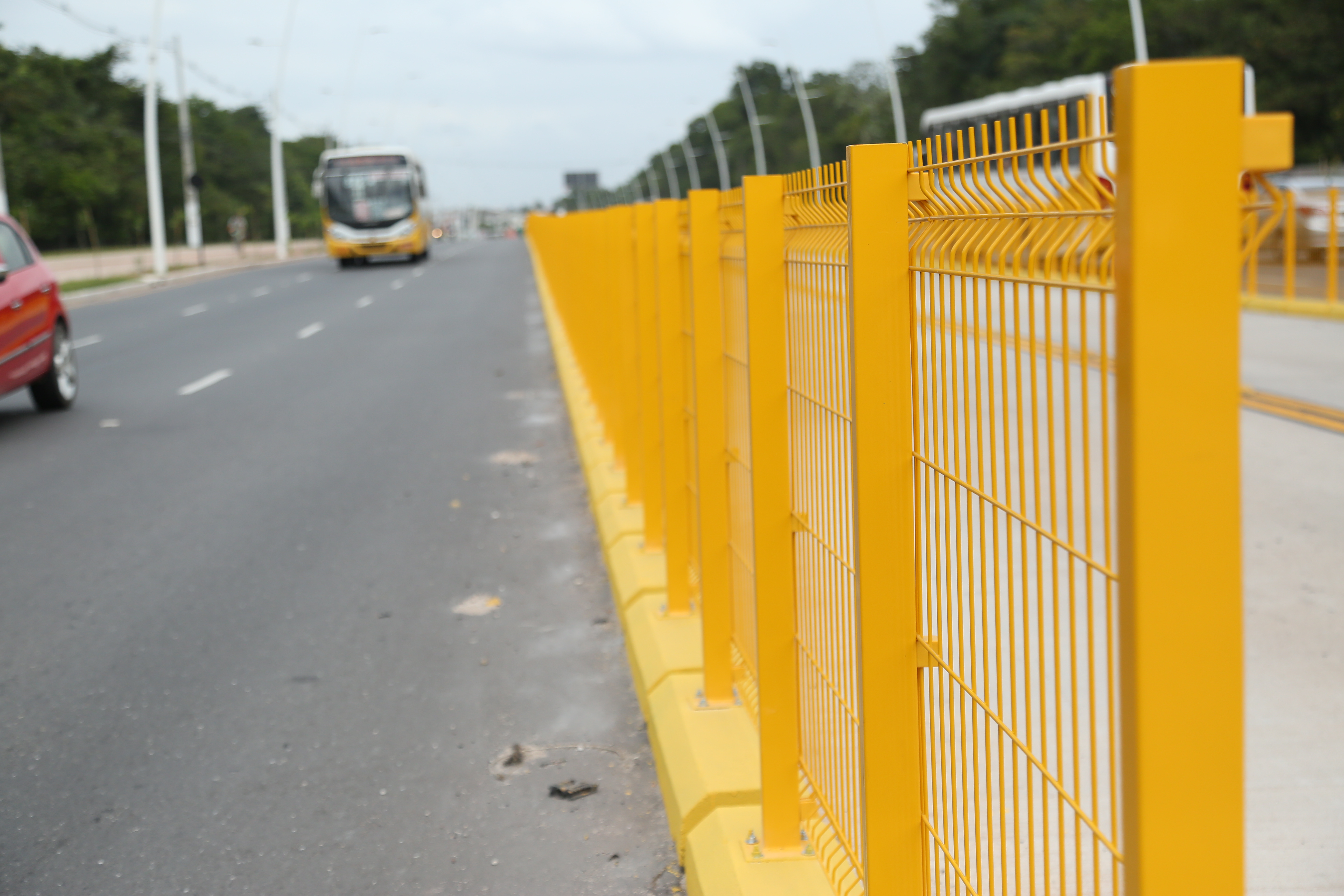 Grades de isolamento da canaleta do BRT serão recolocadas