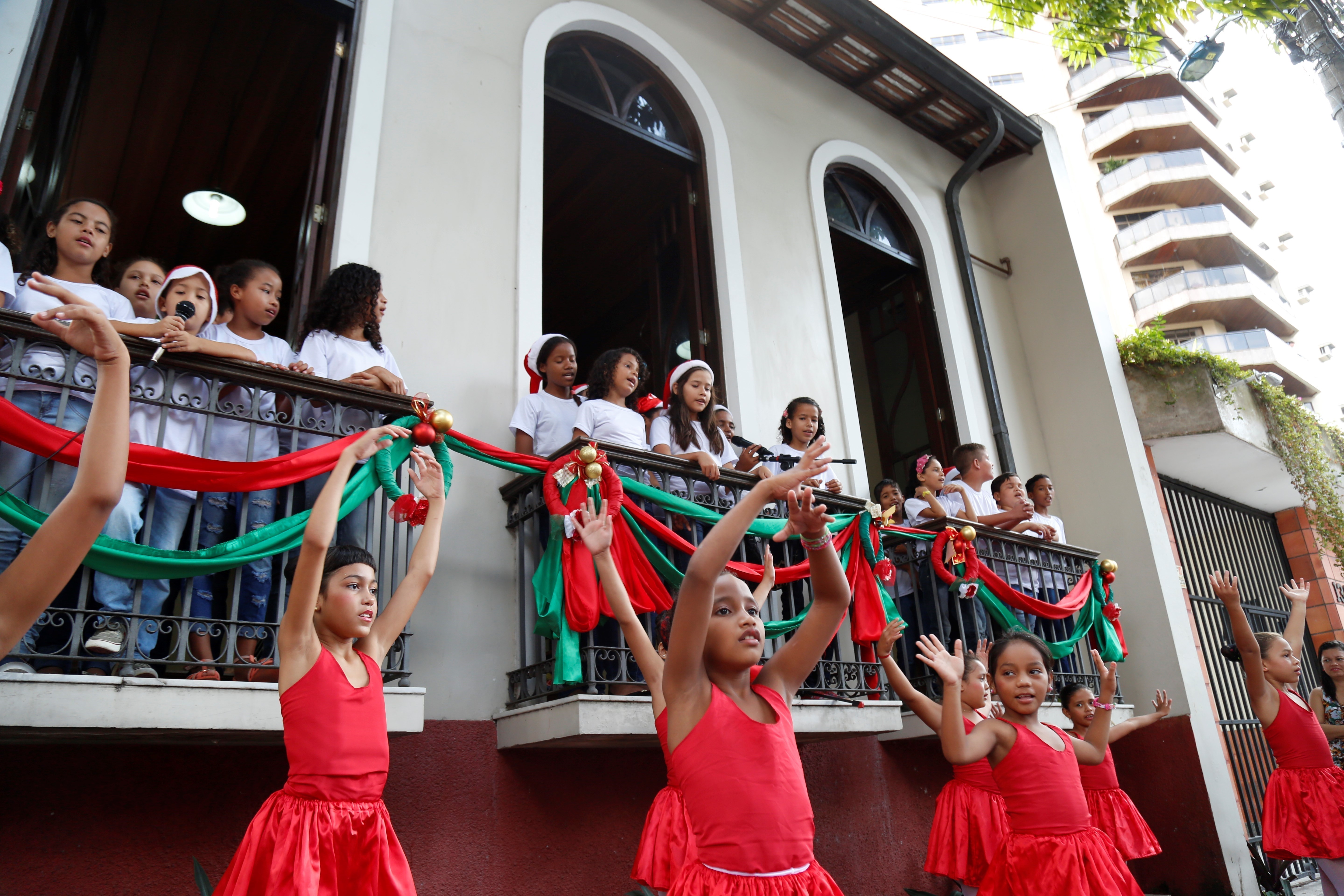 Alunos da rede municipal emocionam na III Cantata de Natal da Semec