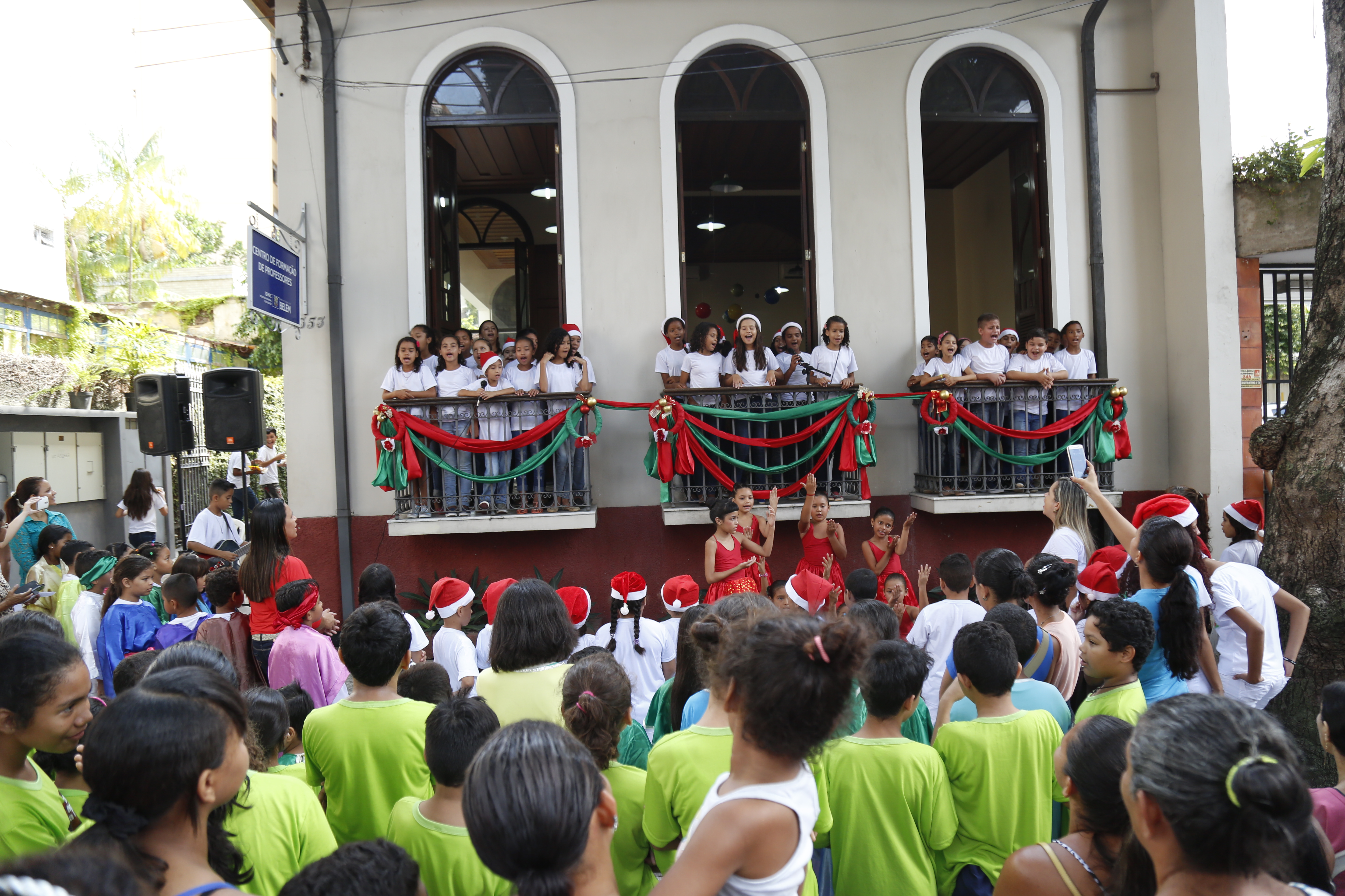 Alunos da rede municipal emocionam na III Cantata de Natal da Semec