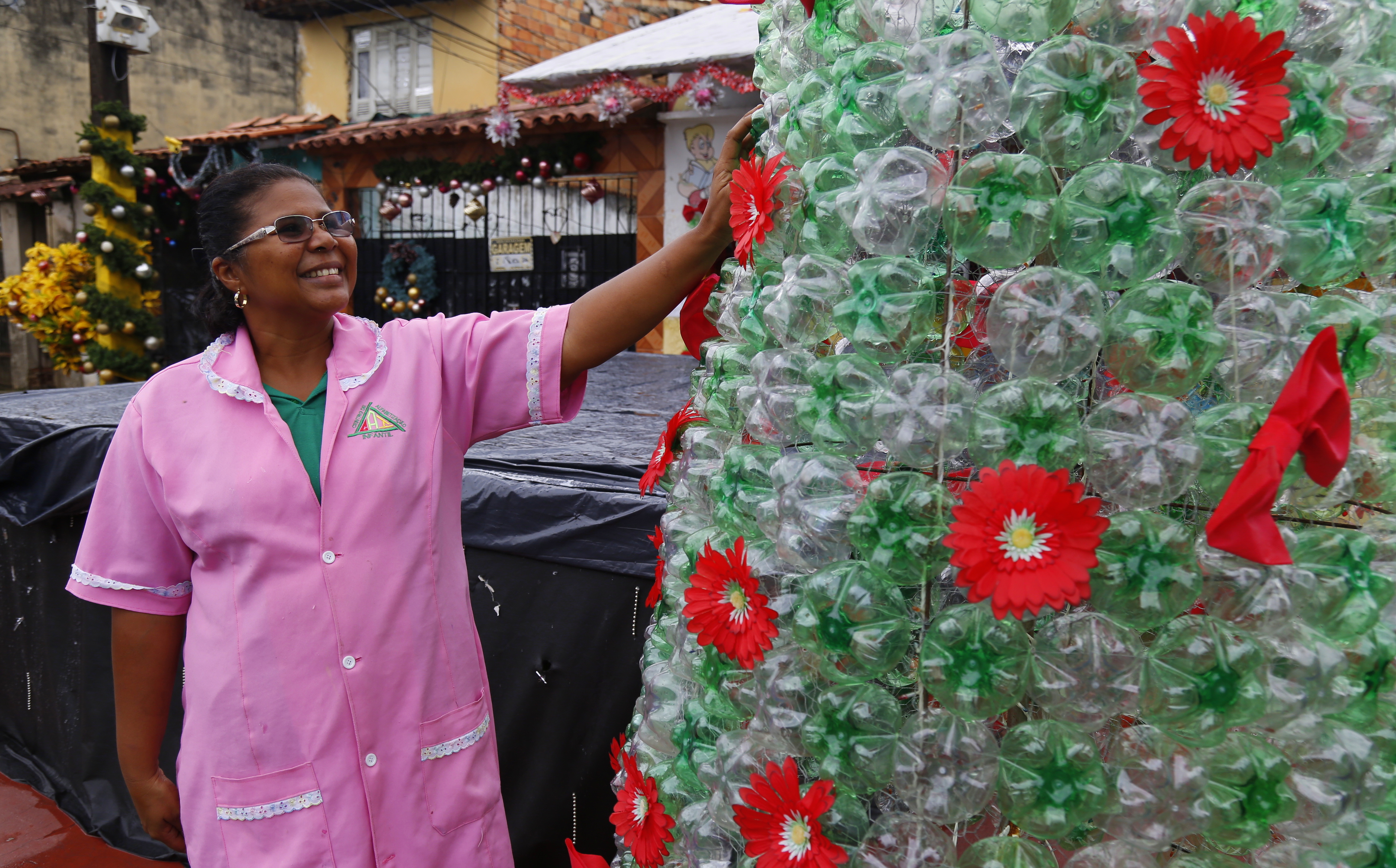 Arranjos e árvores de material reciclado enfeitam Belém para o Natal