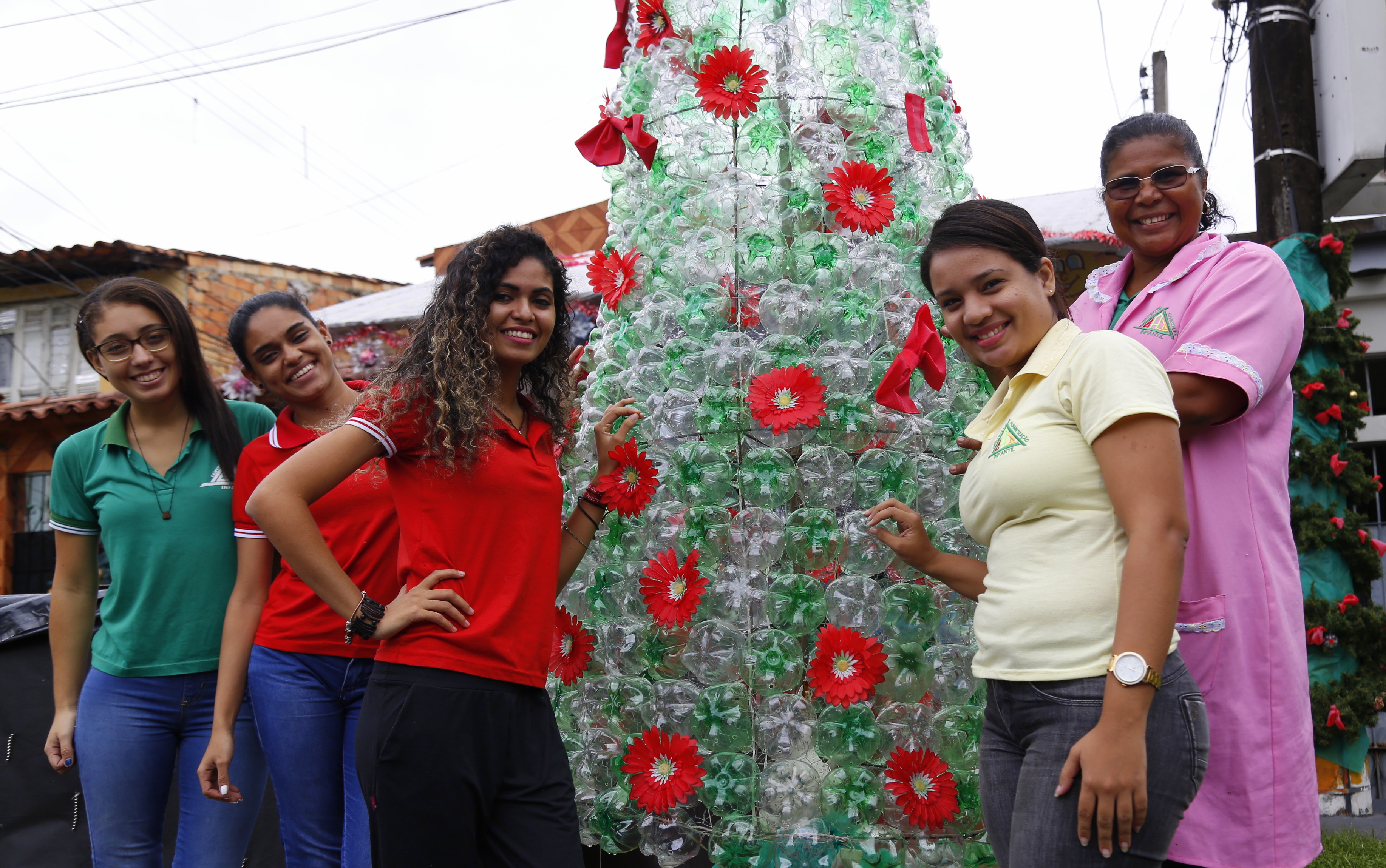 Arranjos e árvores de material reciclado enfeitam Belém para o Natal