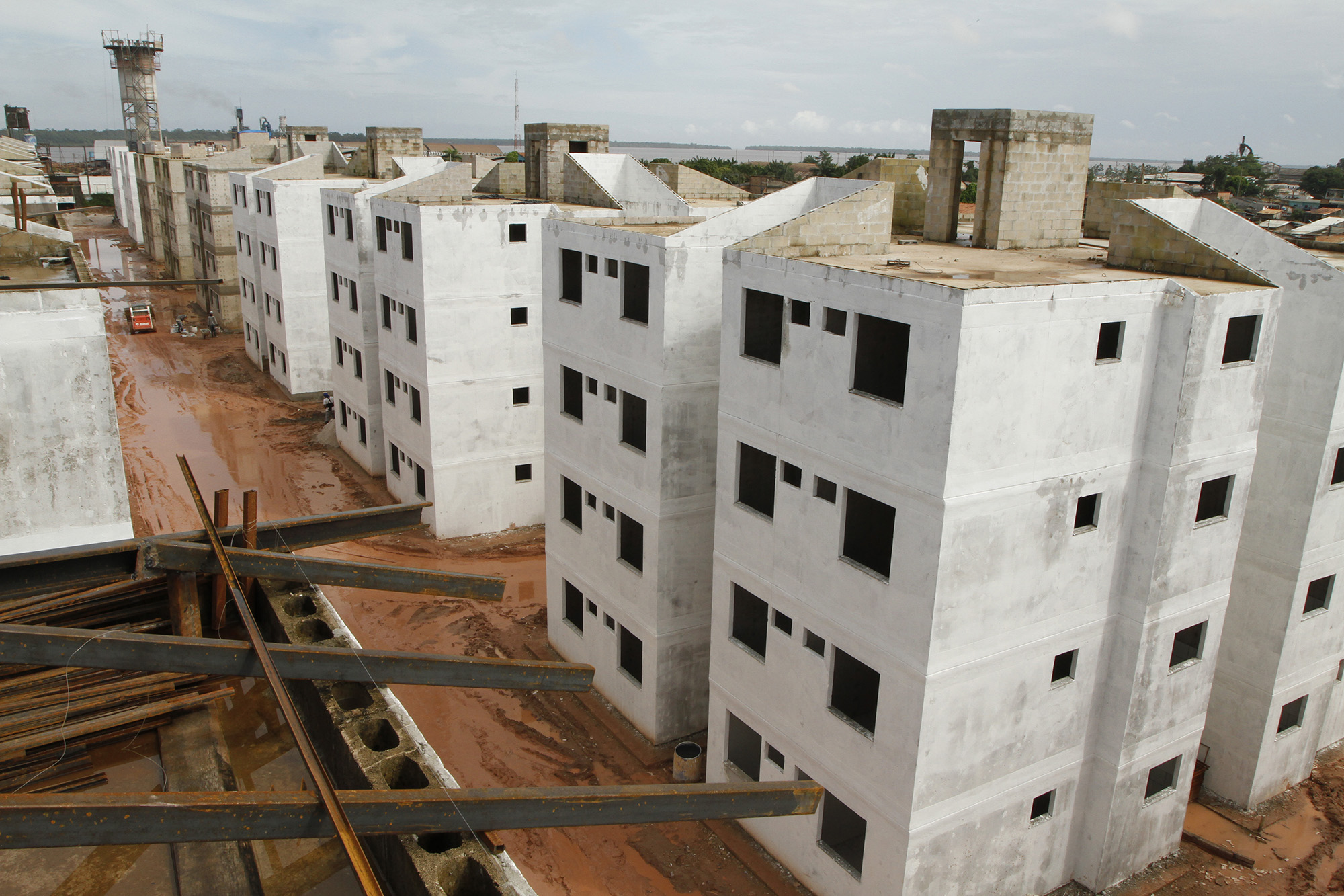 Prefeitura entrega primeiro conjunto habitacional 