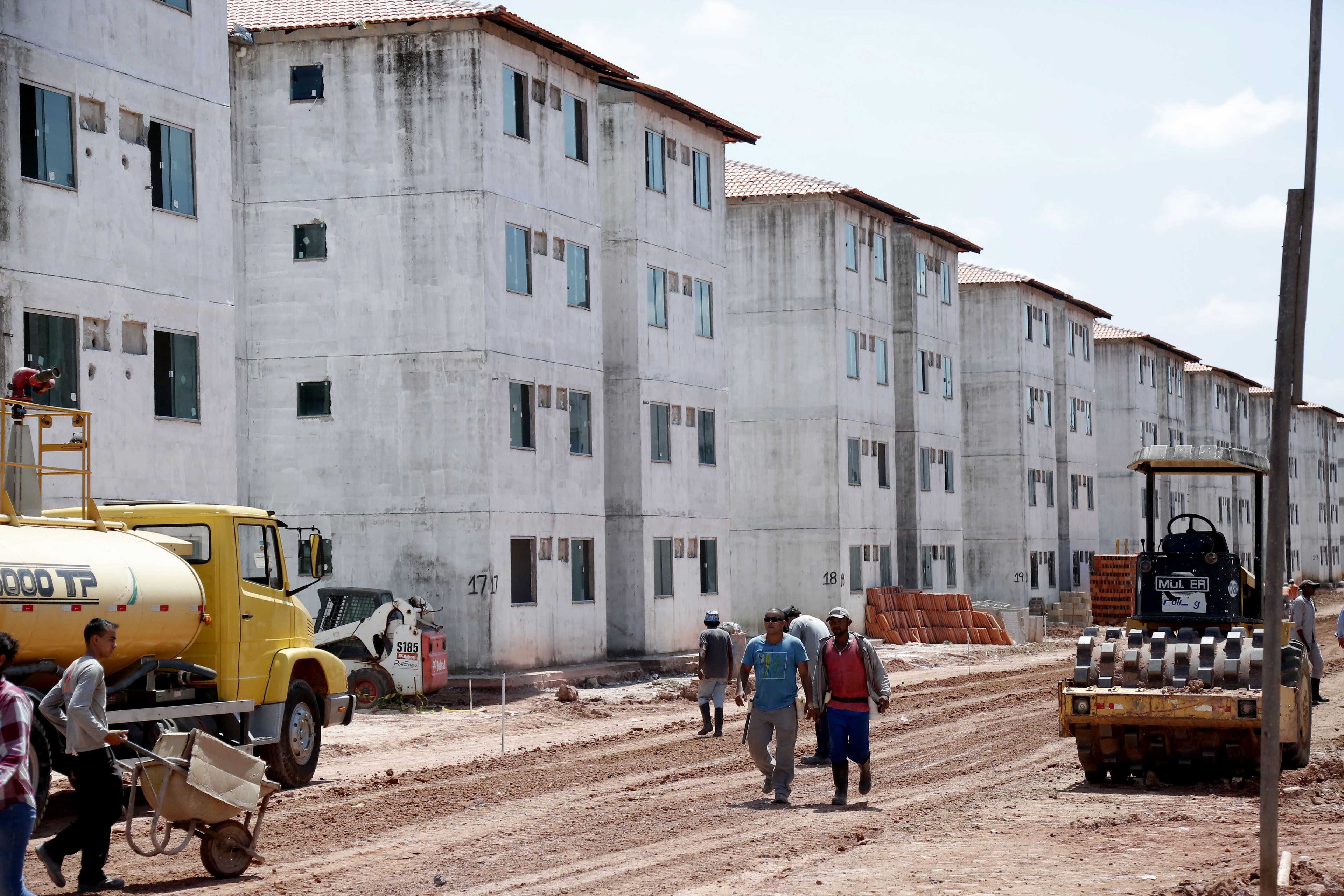 Prefeitura entrega primeiro conjunto habitacional 