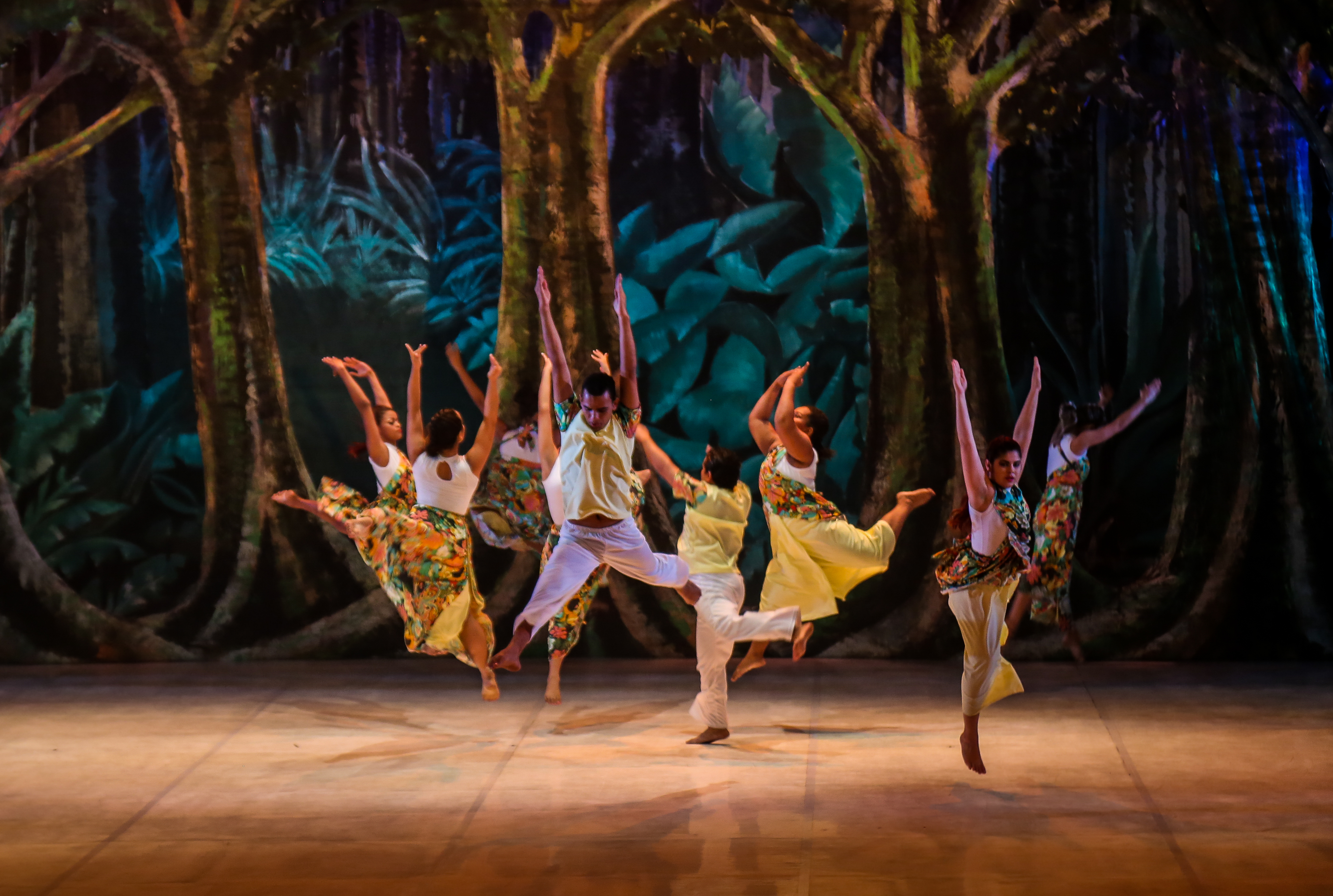 Escola Municipal de Dança encerra atividades do ano com espetáculo no Theatro da Paz