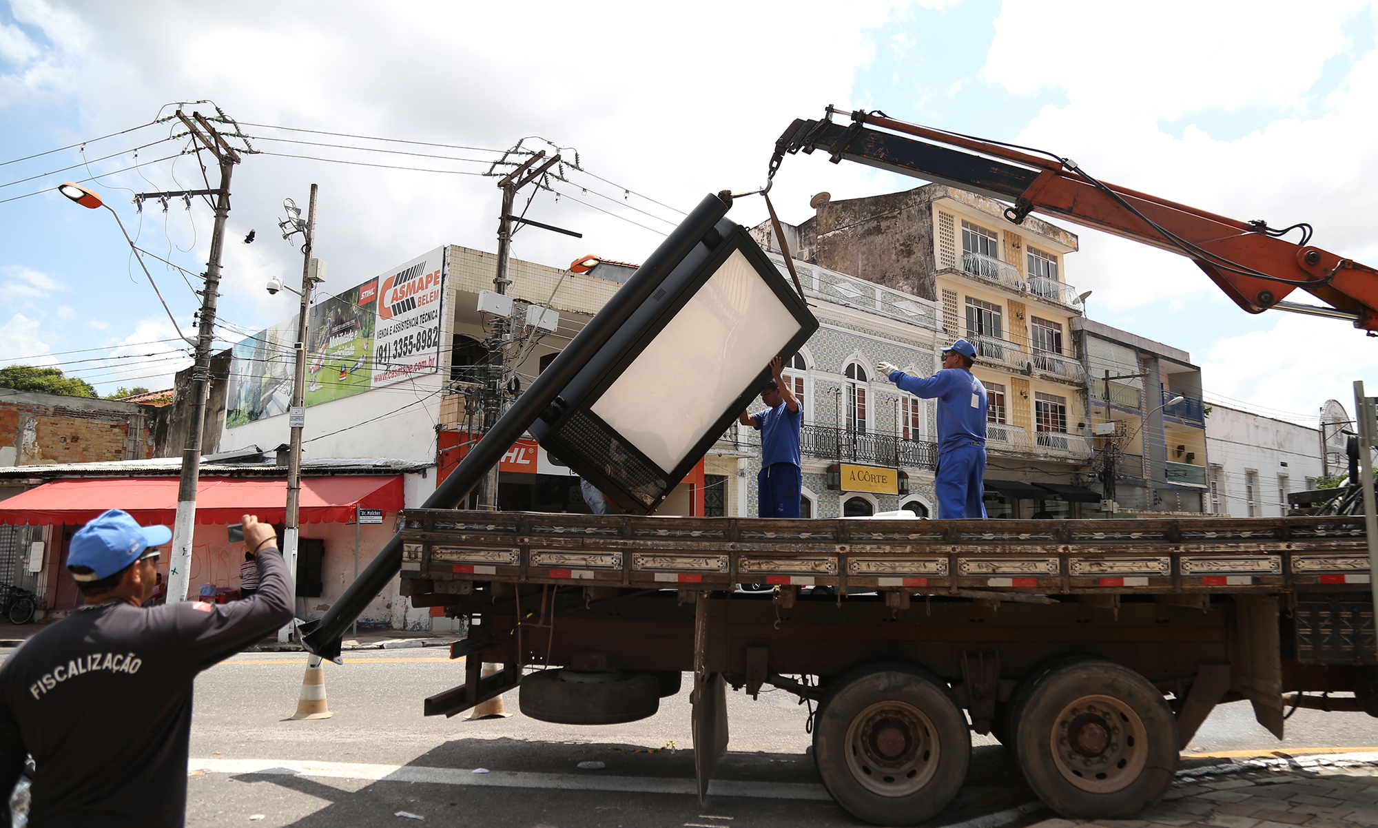 Prefeitura retira publicidade irregular das ruas de Belém
