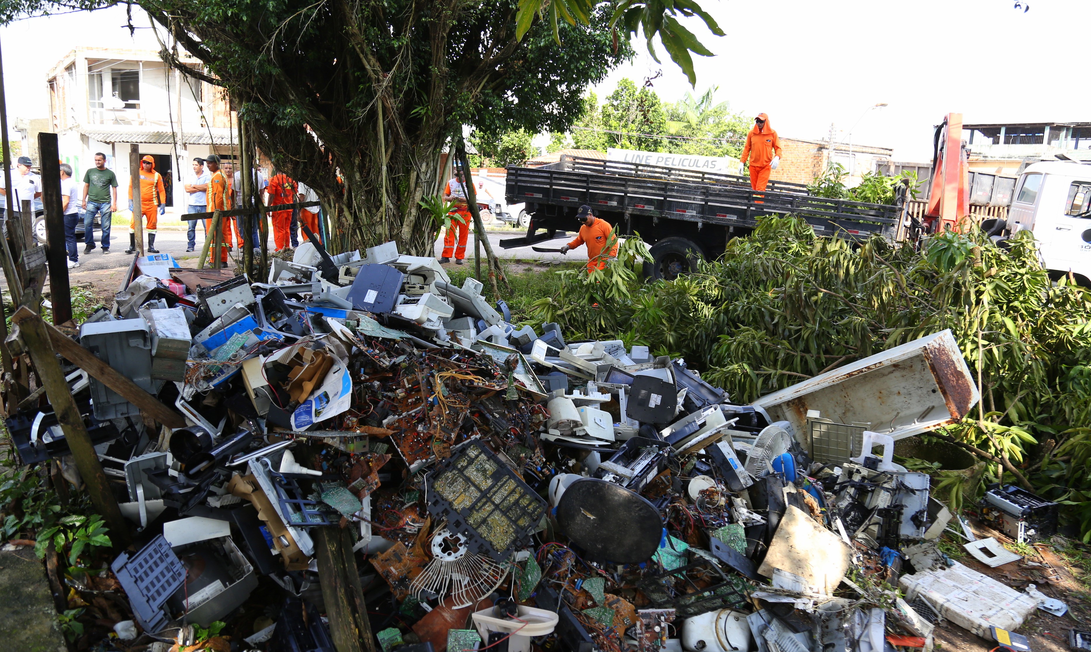 Mutirão recolhe mais de 1400 toneladas de entulho em cinco bairros de Belém