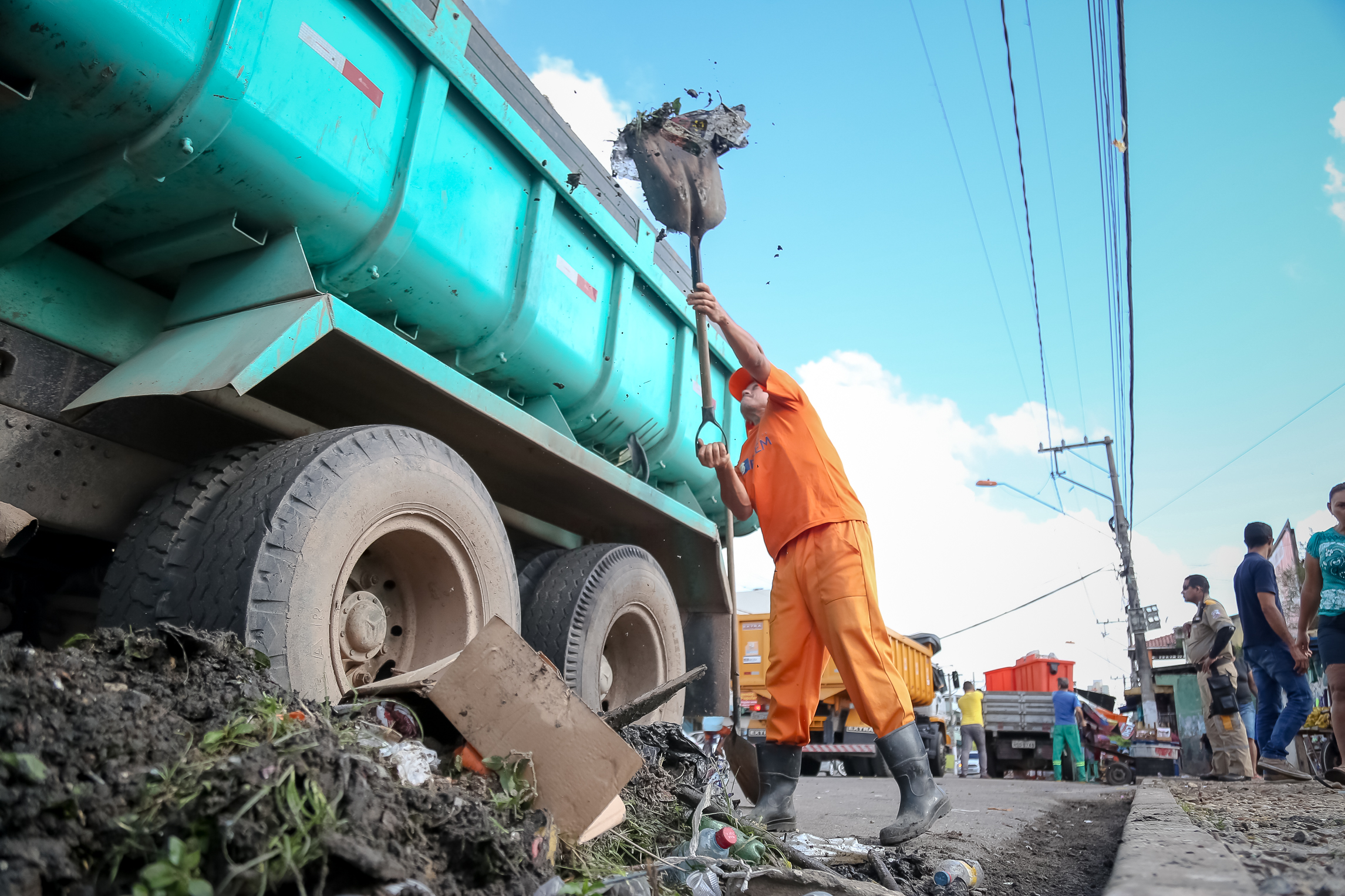 Ação da prefeitura combate descarte irregular de lixo na feira do Jurunas