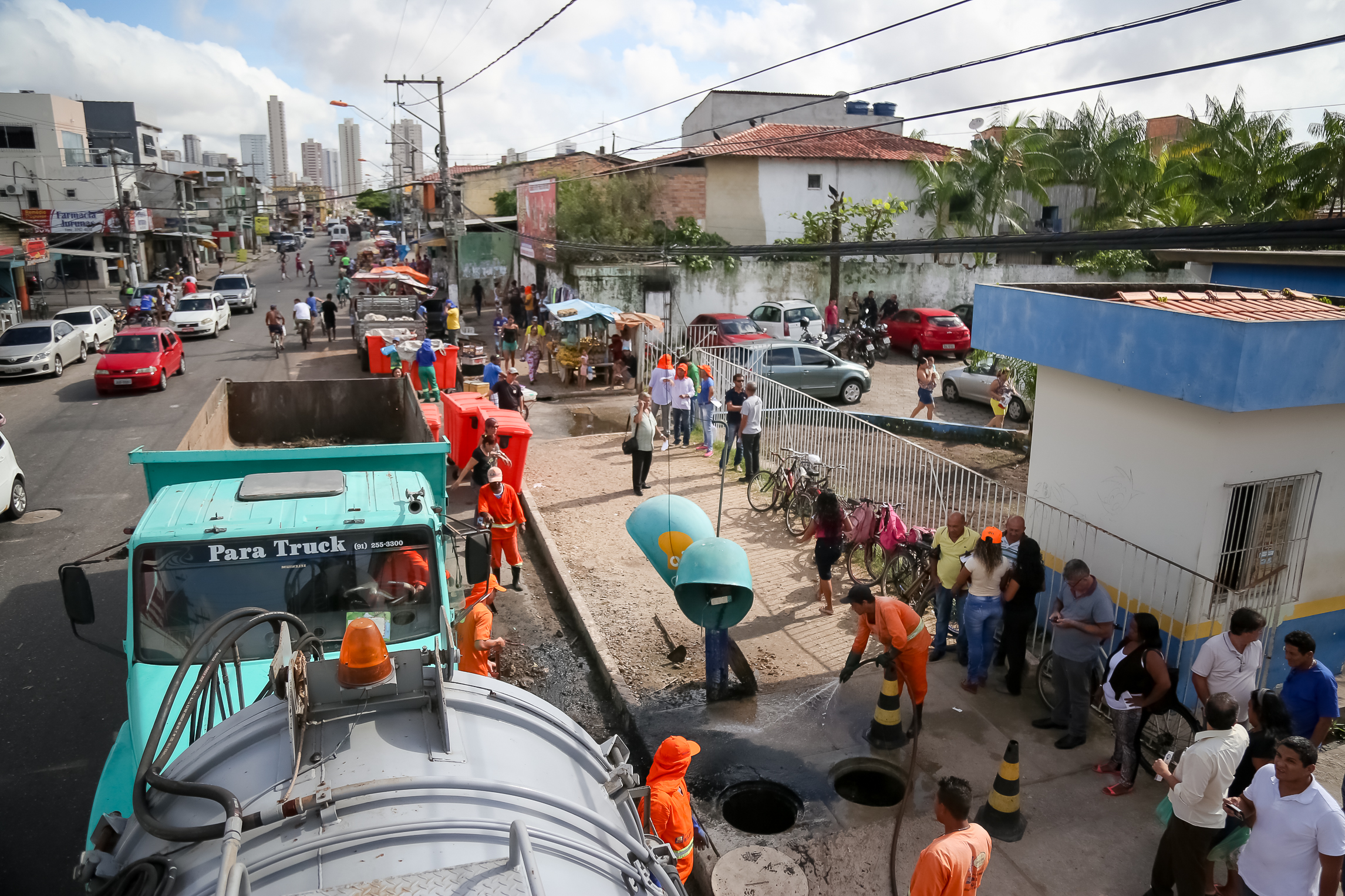 Ação da prefeitura combate descarte irregular de lixo na feira do Jurunas