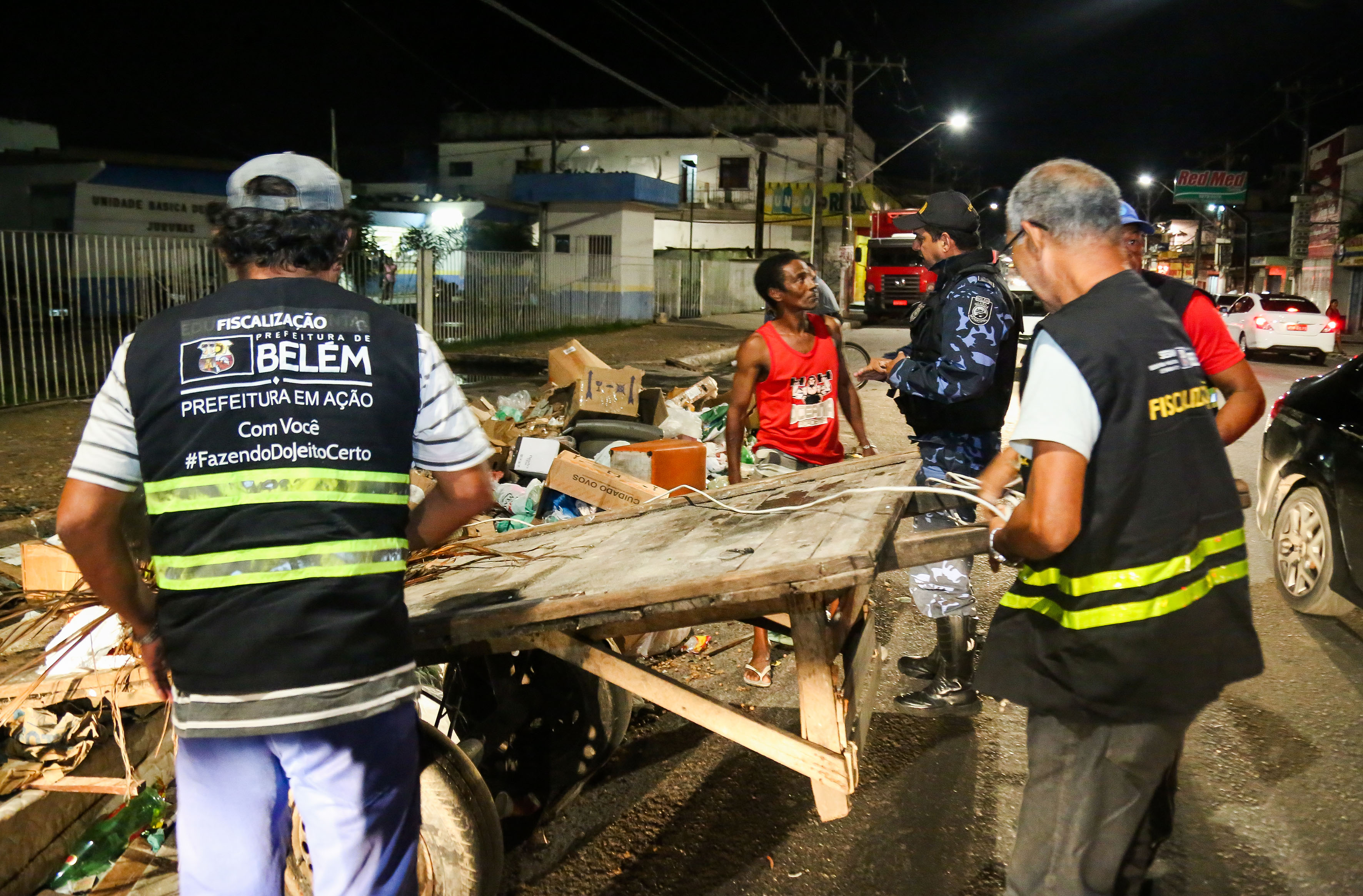 Prefeitura apreende carroças utilizadas para descarte de entulho na via pública