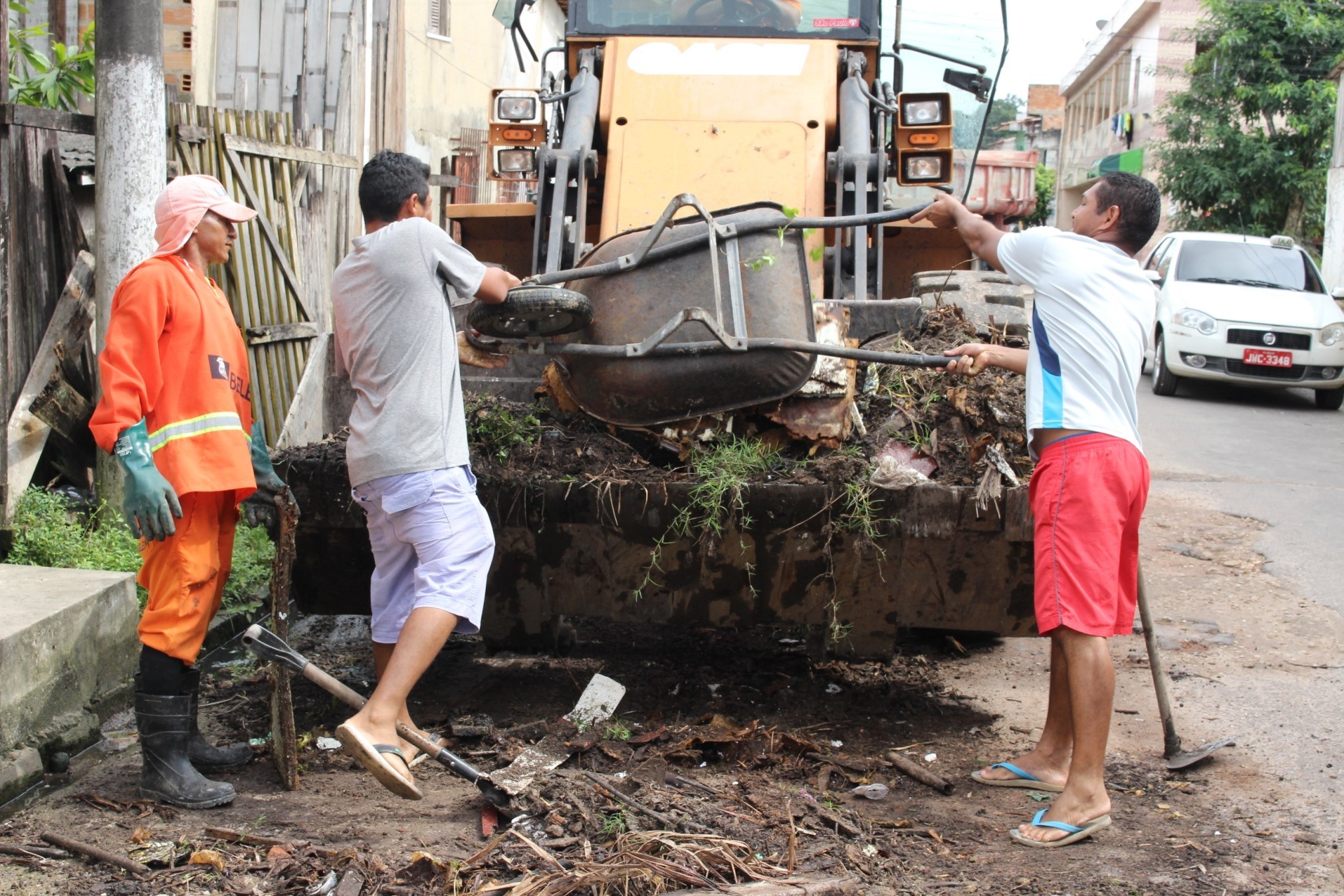 Mutirão da Prefeitura recolhe mais de 900 toneladas de entulho nos bairros do Marco e Pedreira