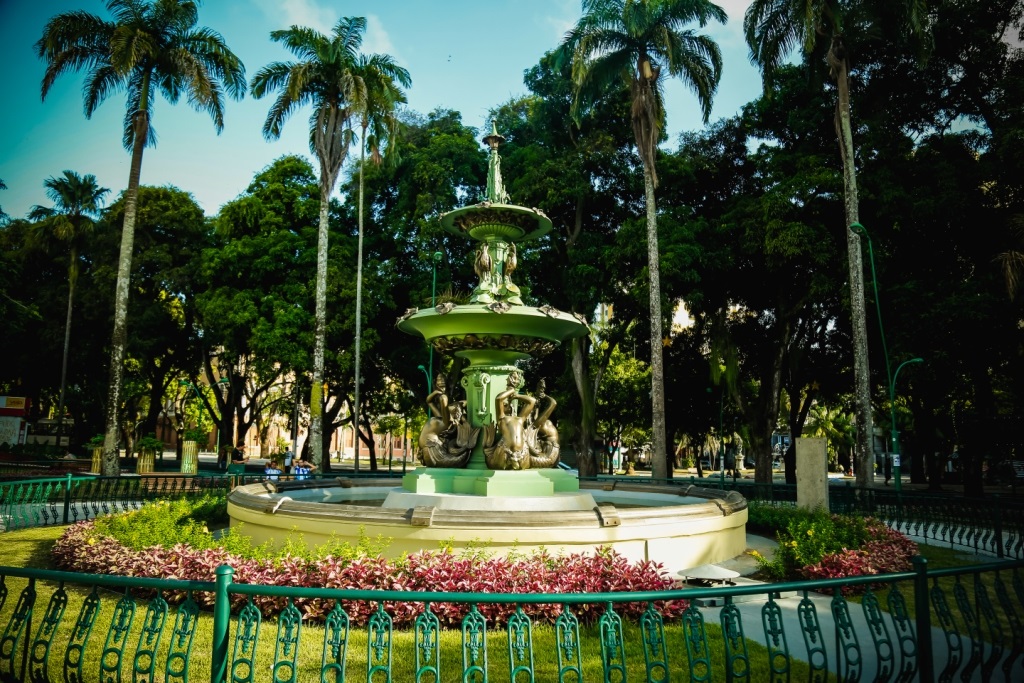 Prefeitura entrega Praça da República reformada para a população