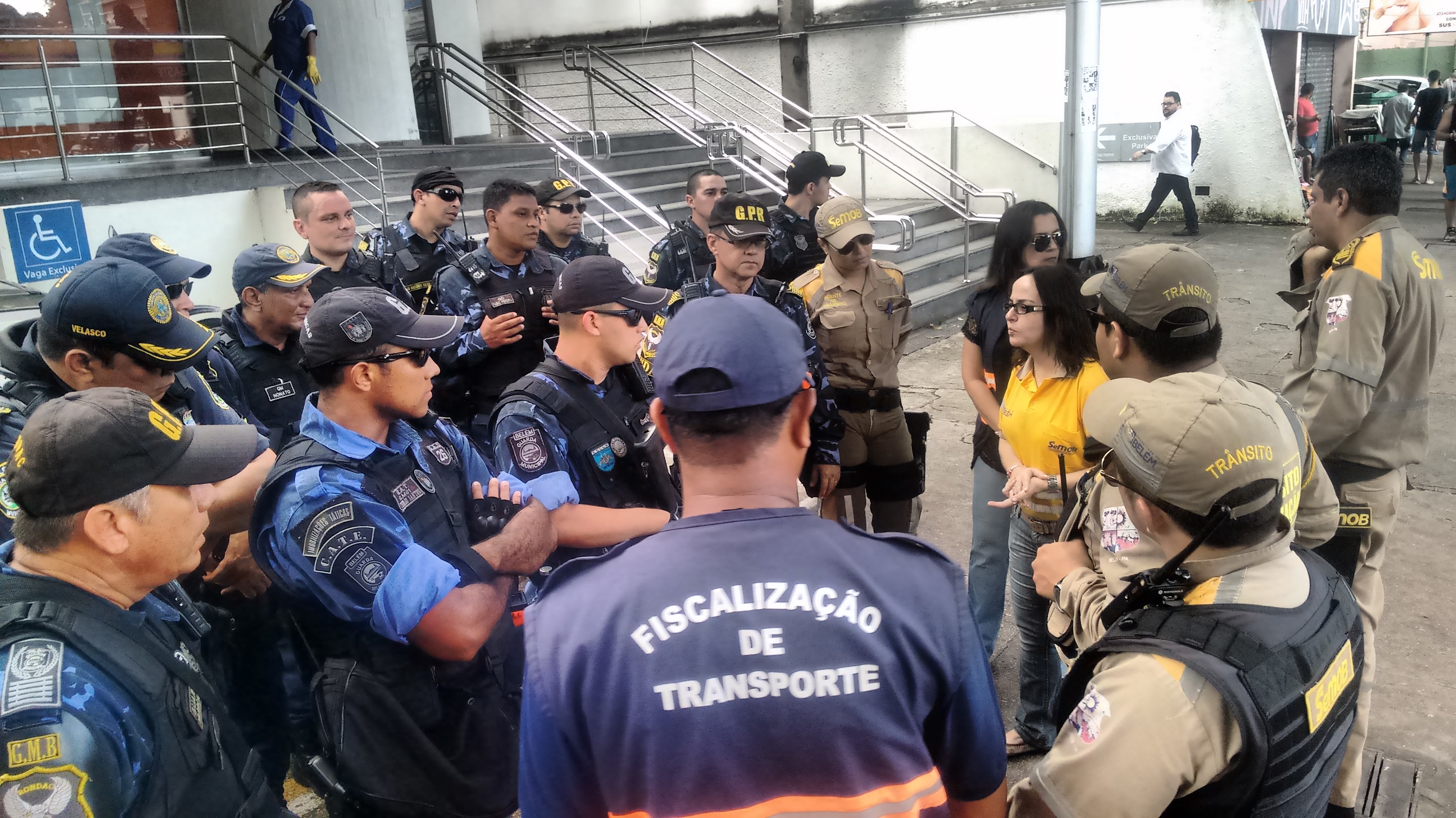 Fiscalização ordena trânsito e comércio nas ruas de Belém