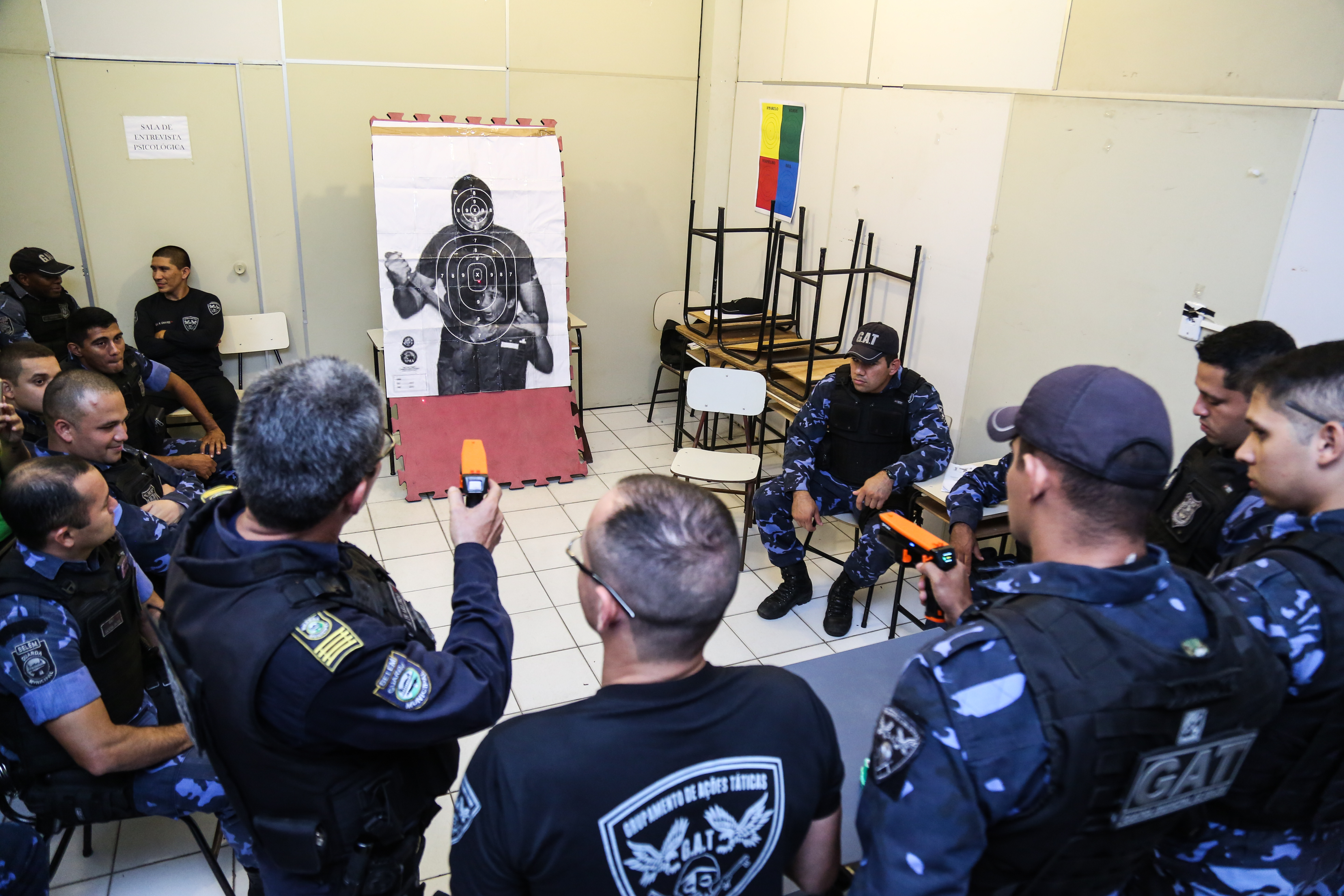 Guardas são treinados para atuarem com arma não letal