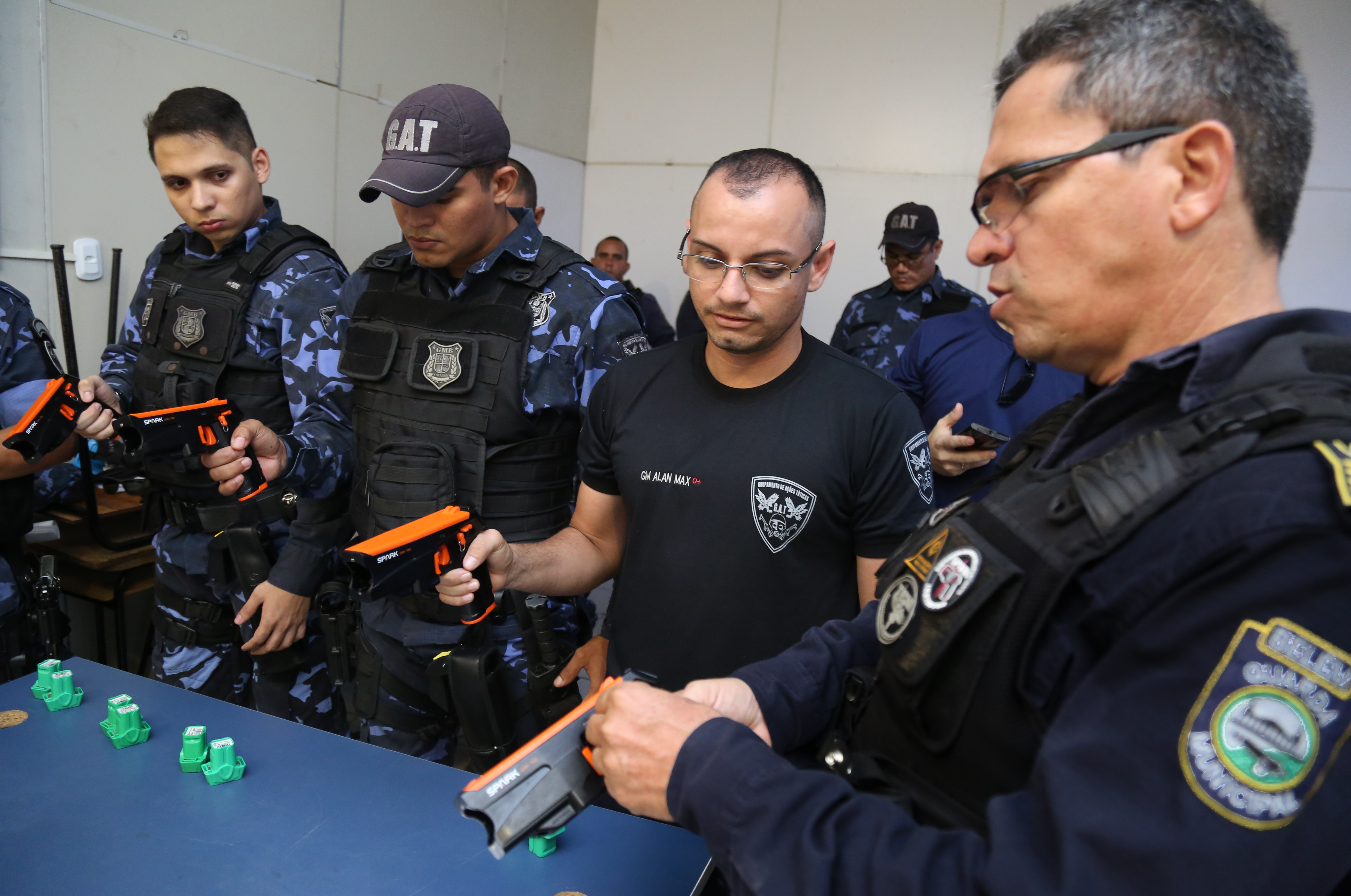 Guardas são treinados para atuarem com arma não letal