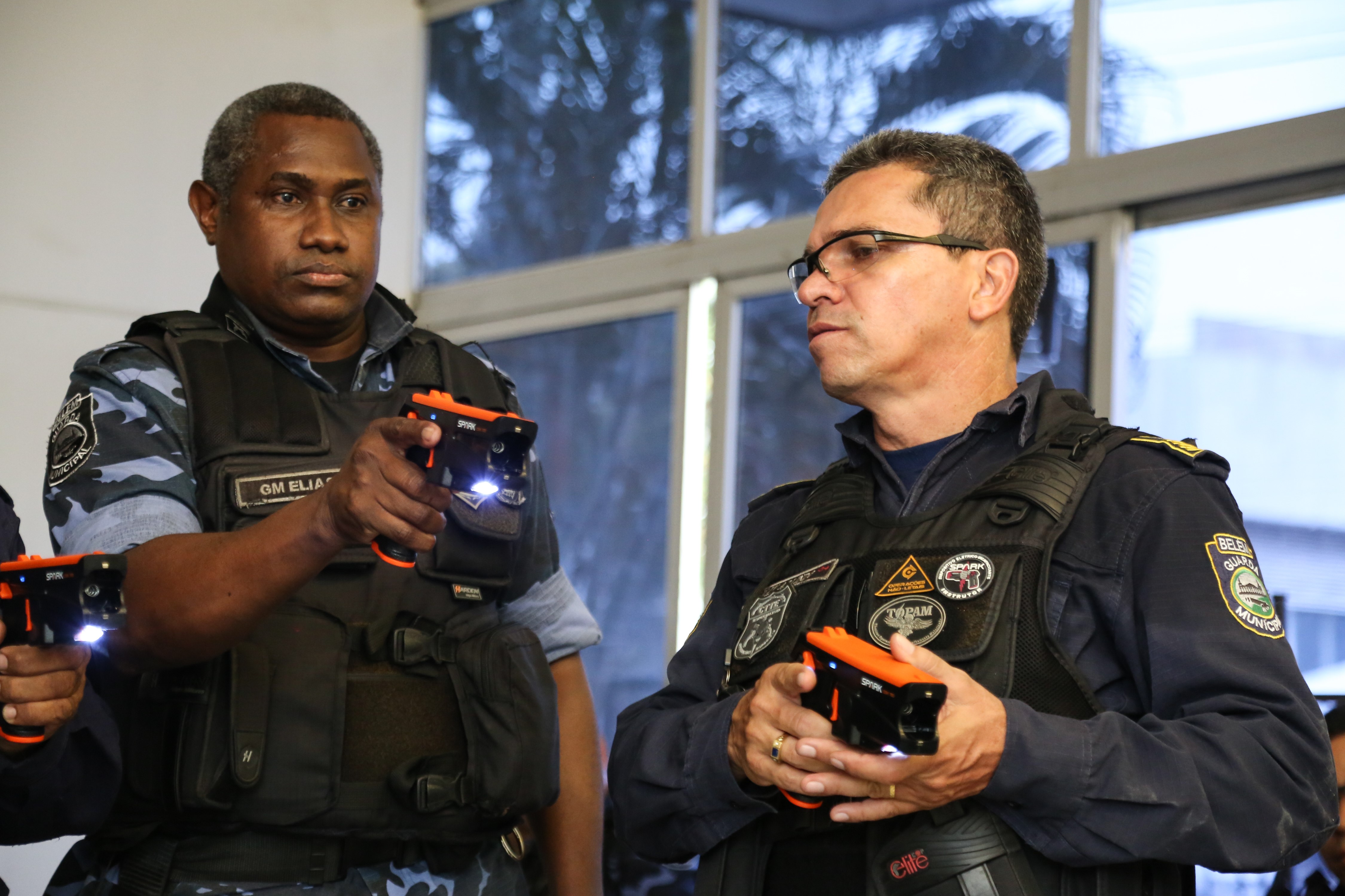 Guardas são treinados para atuarem com arma não letal